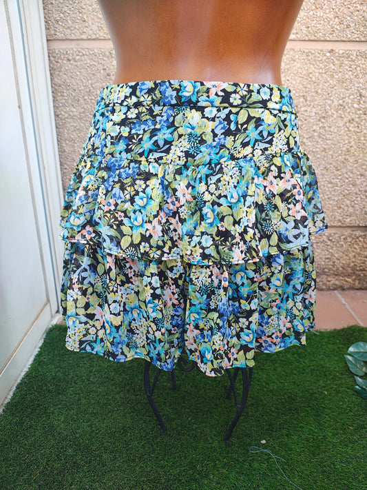 USADO – Falda corta con volantes y estampado floral multicolor de Bershka (Talla M)