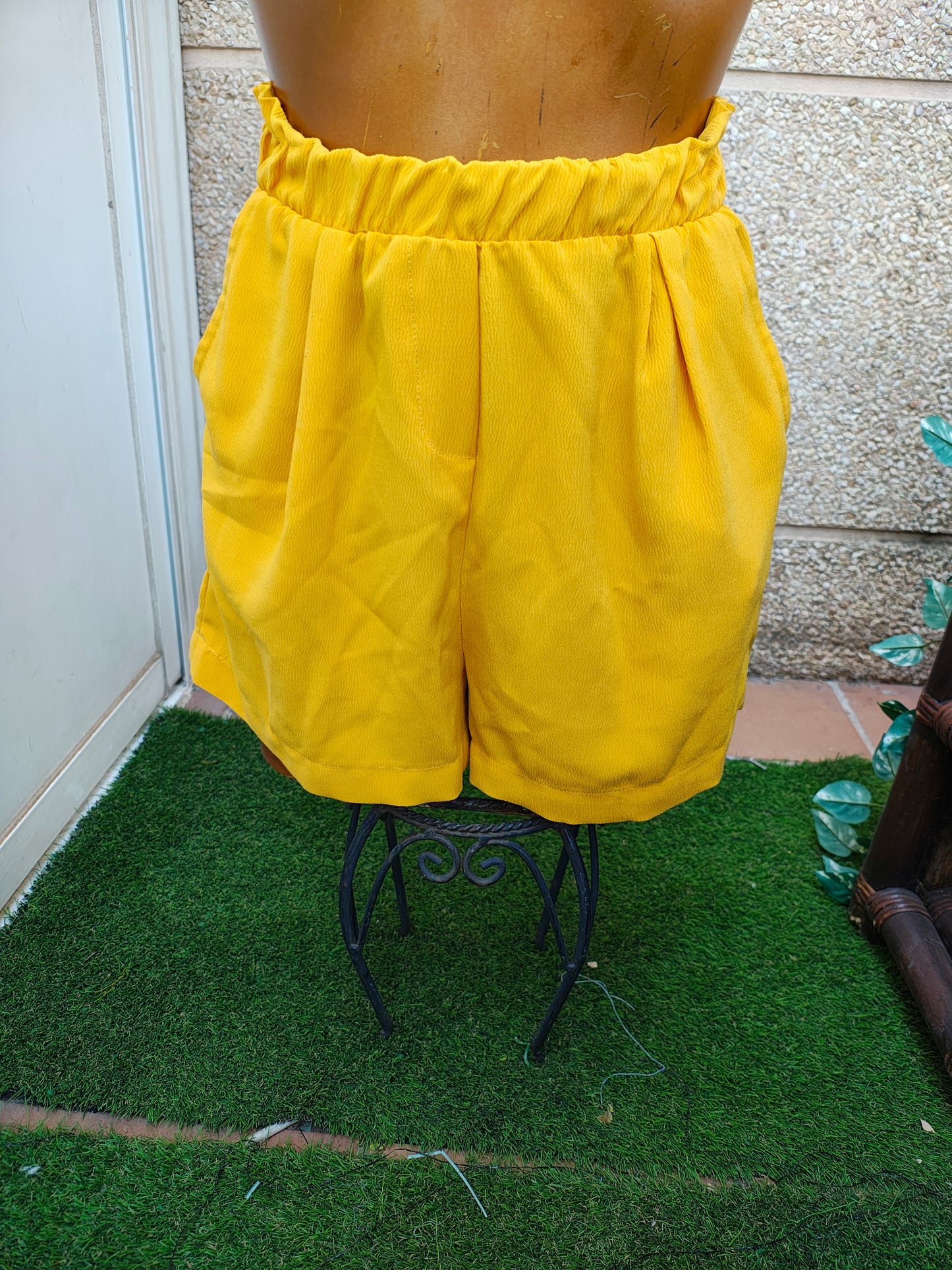 USADO – Shorts amarillos con cintura fruncida Bershka (Talla EUR XS)