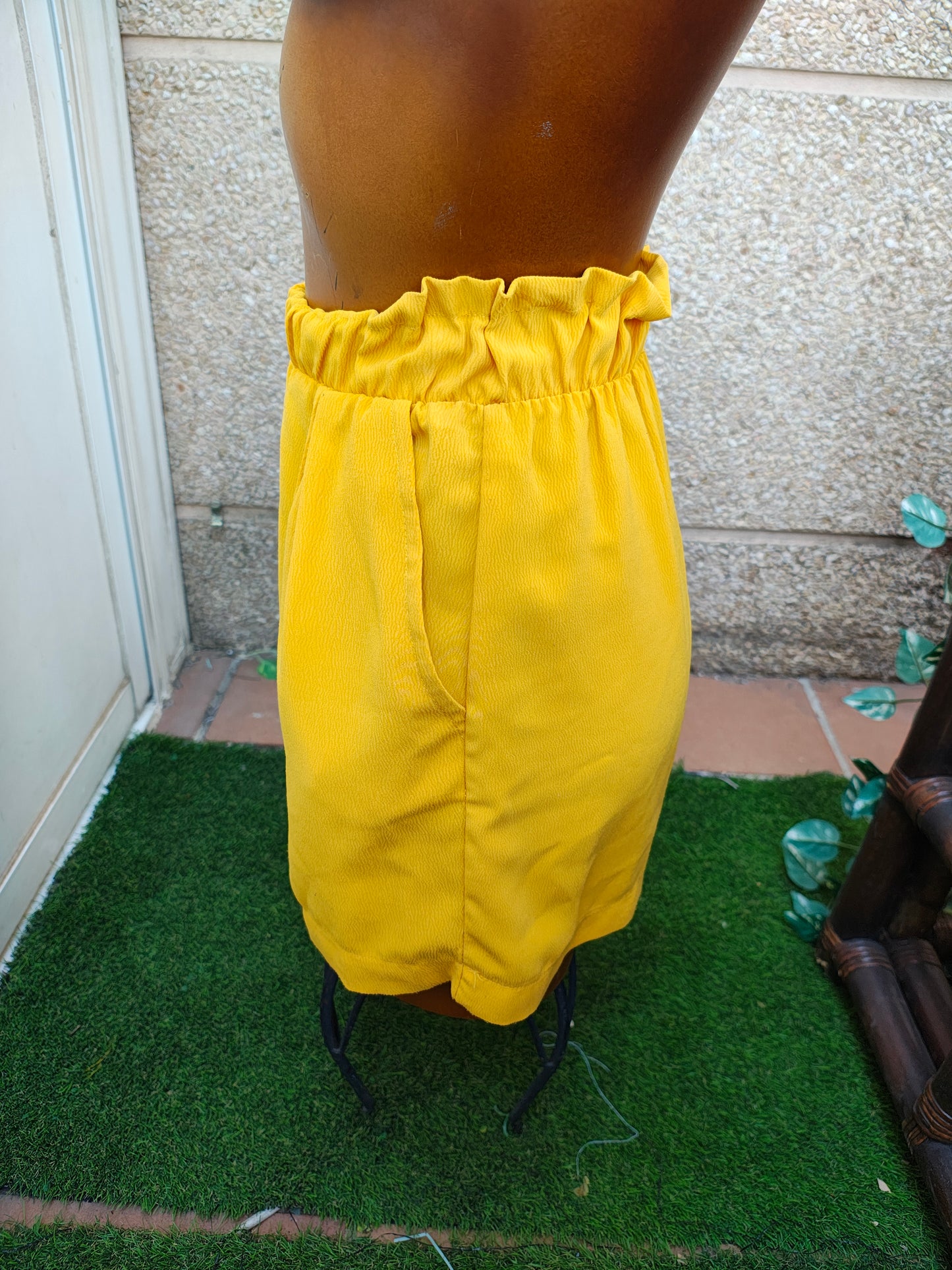 USADO – Shorts amarillos con cintura fruncida Bershka (Talla EUR XS)