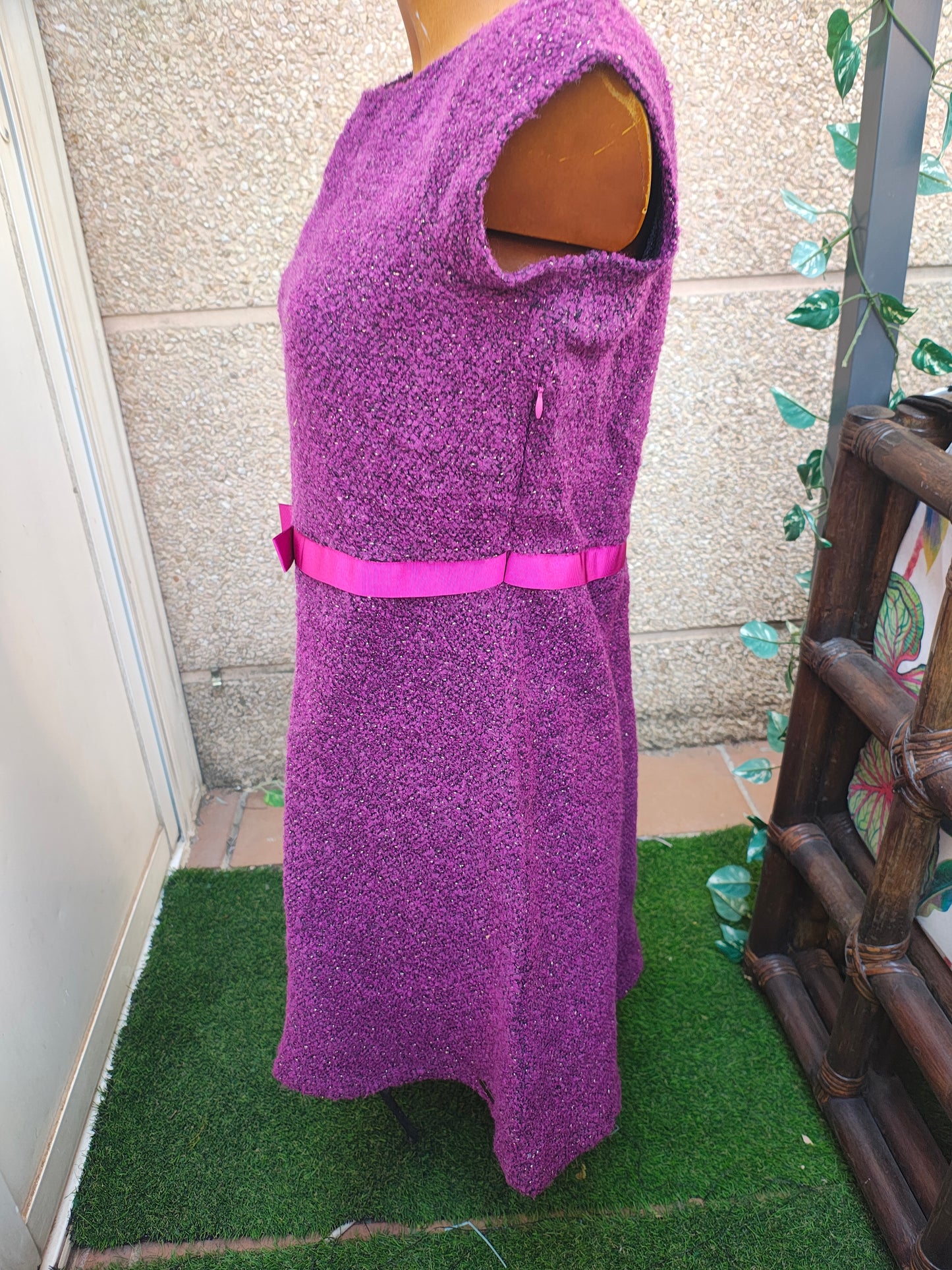 NUEVO – Vestido corto violeta con cinturón rosa by Amarillolimon (Talla L)