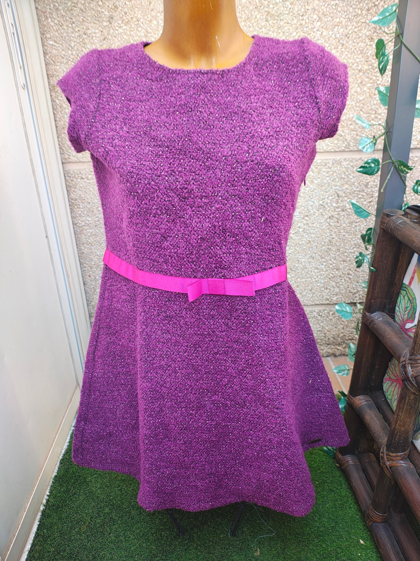 NUEVO – Vestido corto violeta con cinturón rosa by Amarillolimon (Talla L)