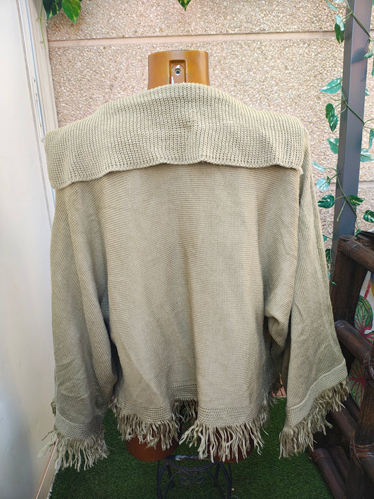 USADO – Cárdigan beige de punto con flecos y cuello amplio sin marca visible (Talla M aprox.)