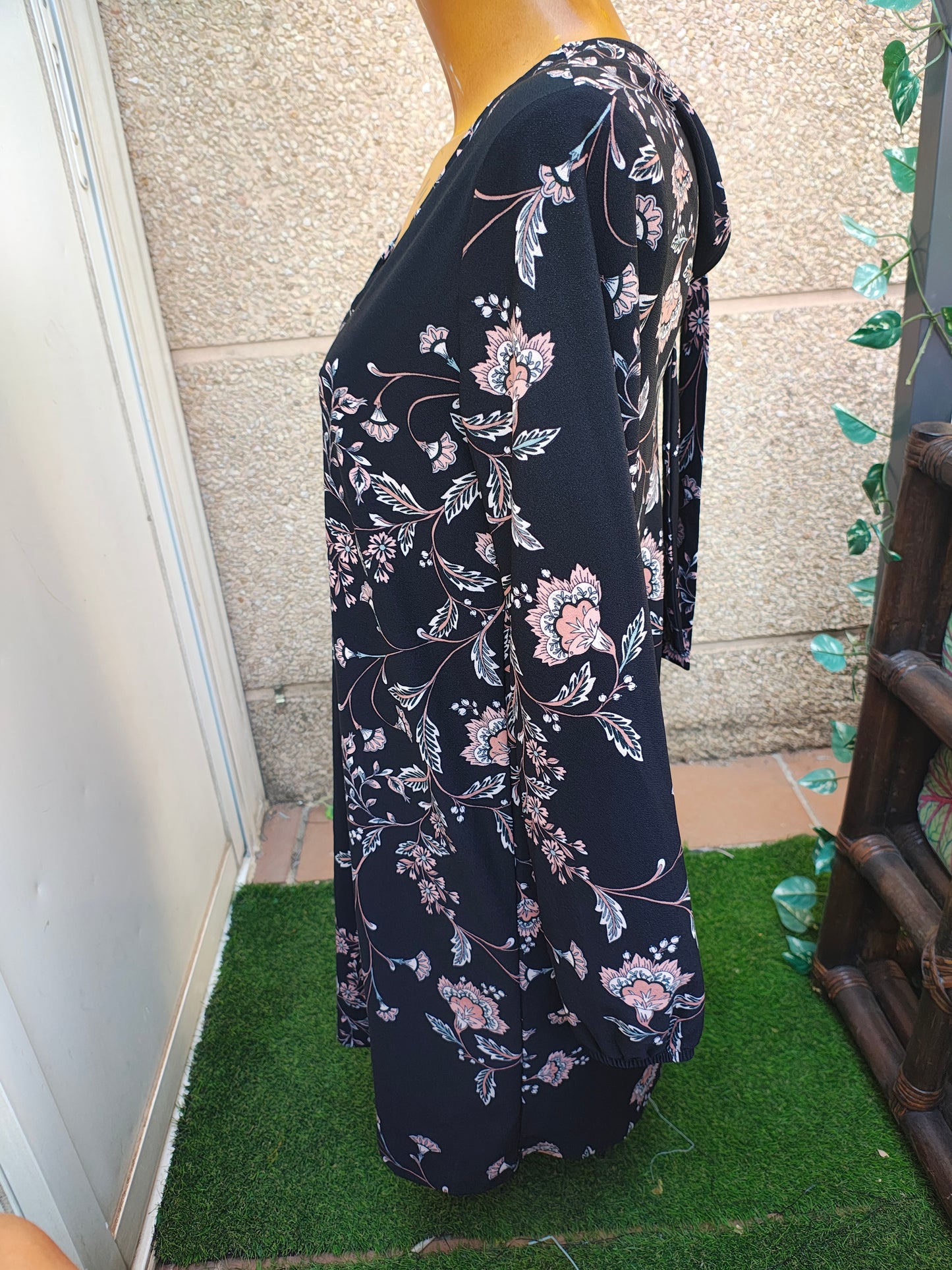 USADO – Vestido negro con estampado floral y escote trasero de lazo MNG Basics (Talla S)