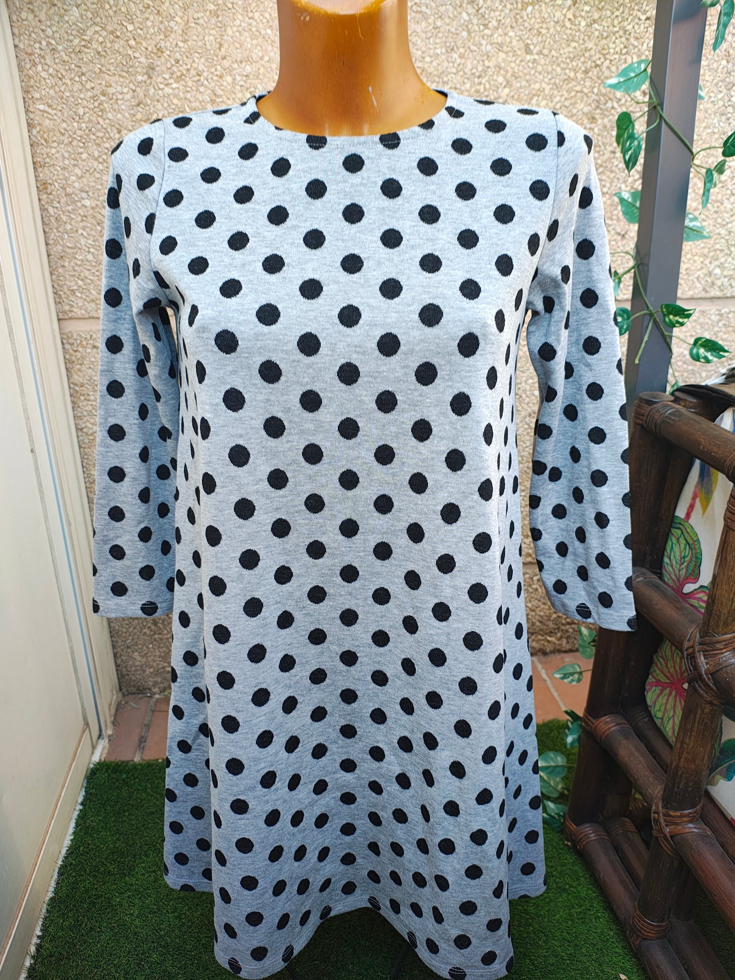 USADO – Vestido de lunares gris con manga 3/4 Stradivarius (Talla S)
