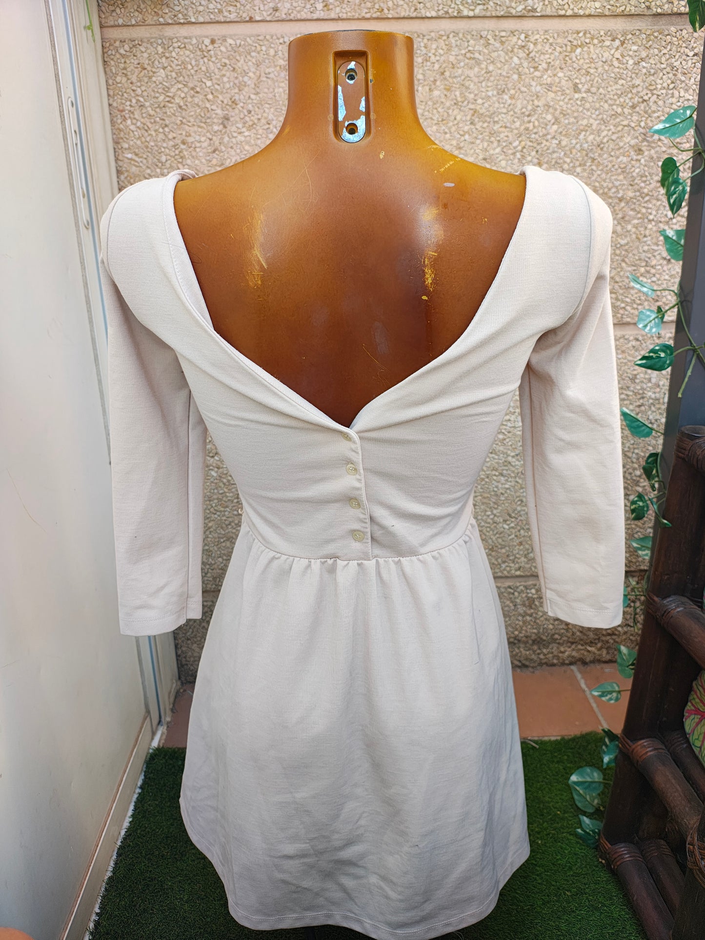 USADO – Vestido corto beige claro con escote trasero y botones Stradivarius (Talla S)