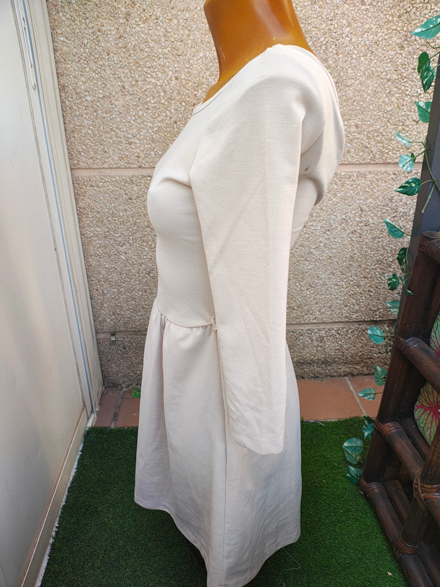 USADO – Vestido corto beige claro con escote trasero y botones Stradivarius (Talla S)