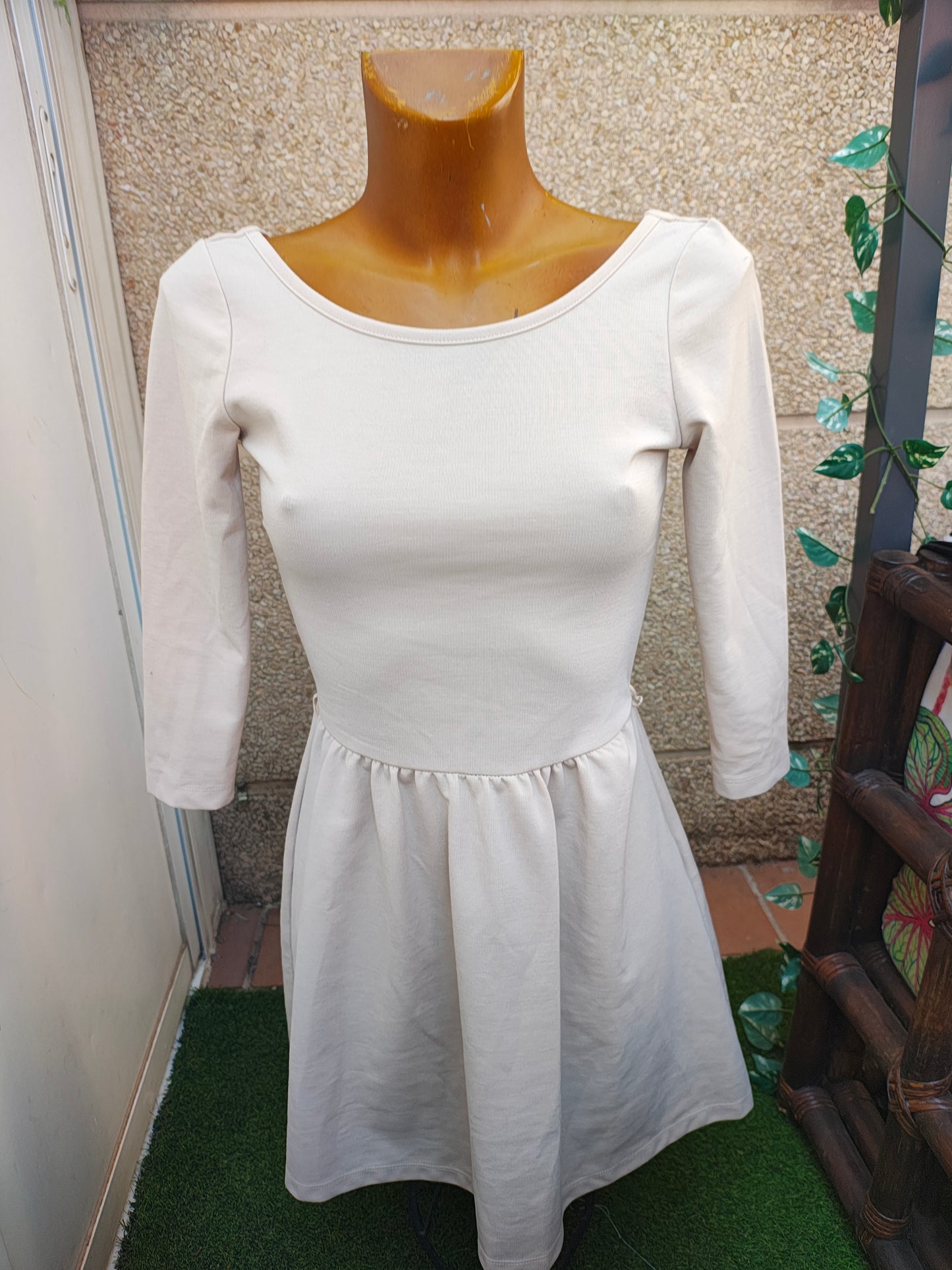 USADO – Vestido corto beige claro con escote trasero y botones Stradivarius (Talla S)