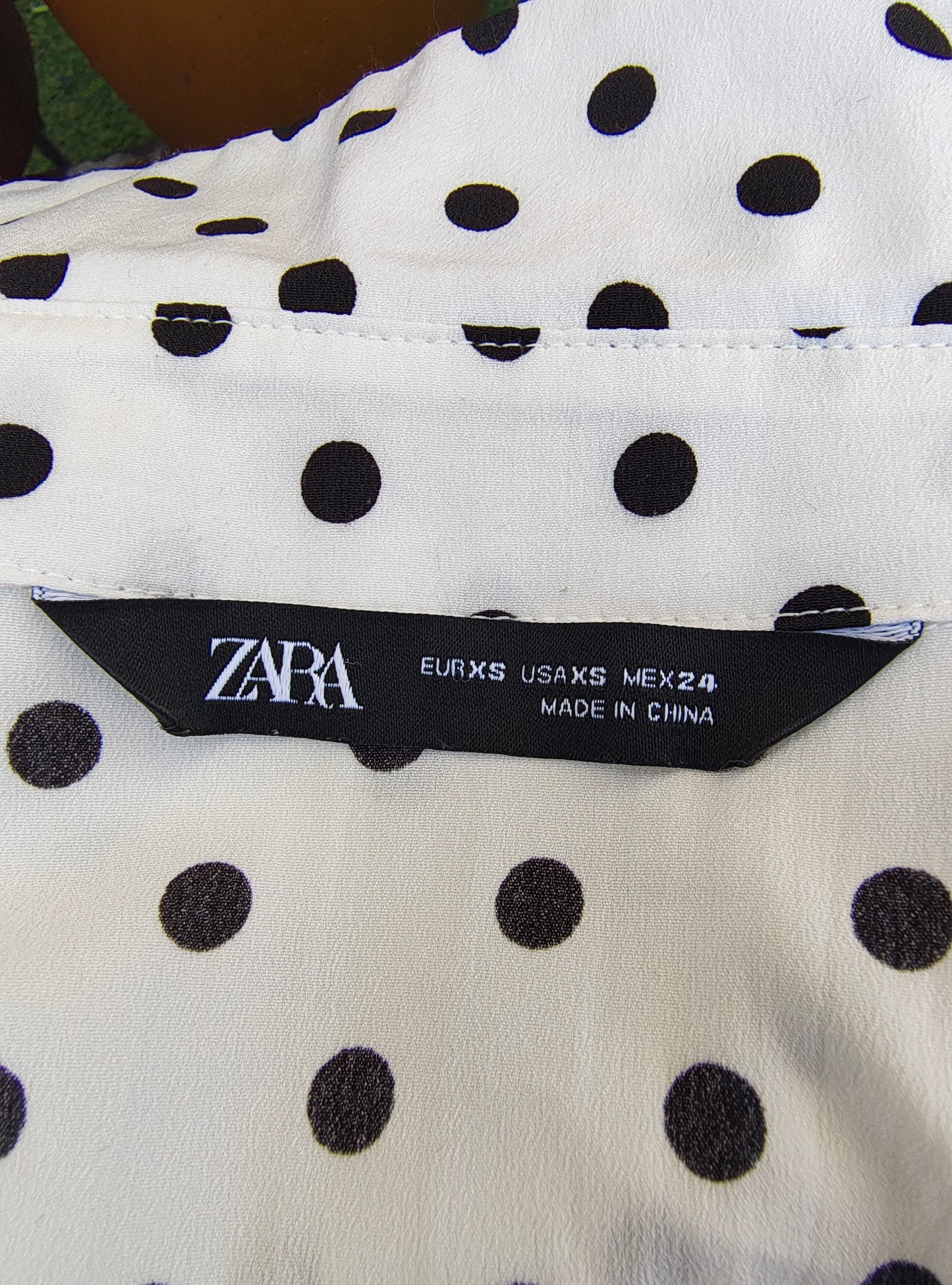 USADO – Blusa blanca con lunares negros y botones grandes ZARA (Talla XS)