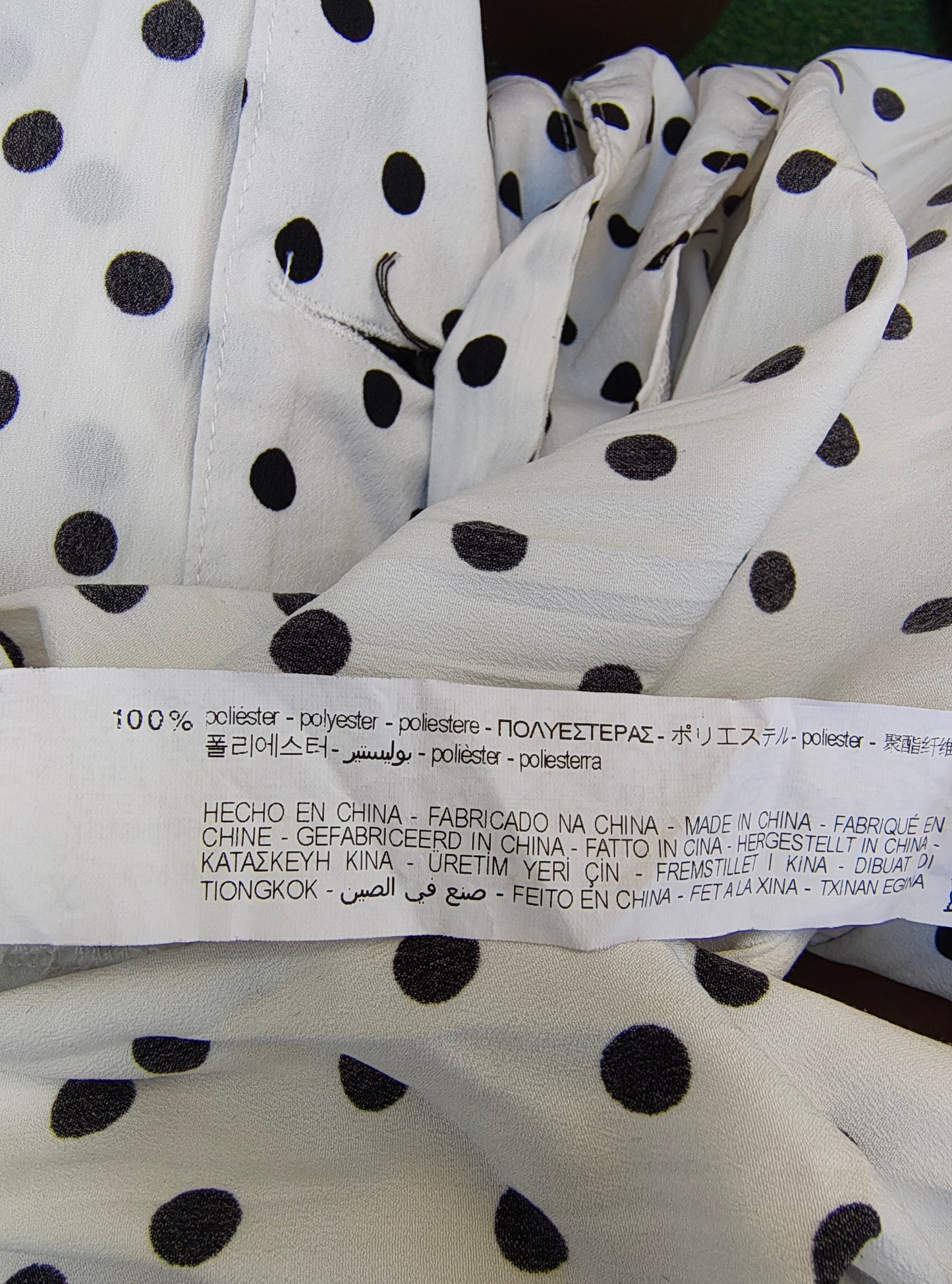 USADO – Blusa blanca con lunares negros y botones grandes ZARA (Talla XS)