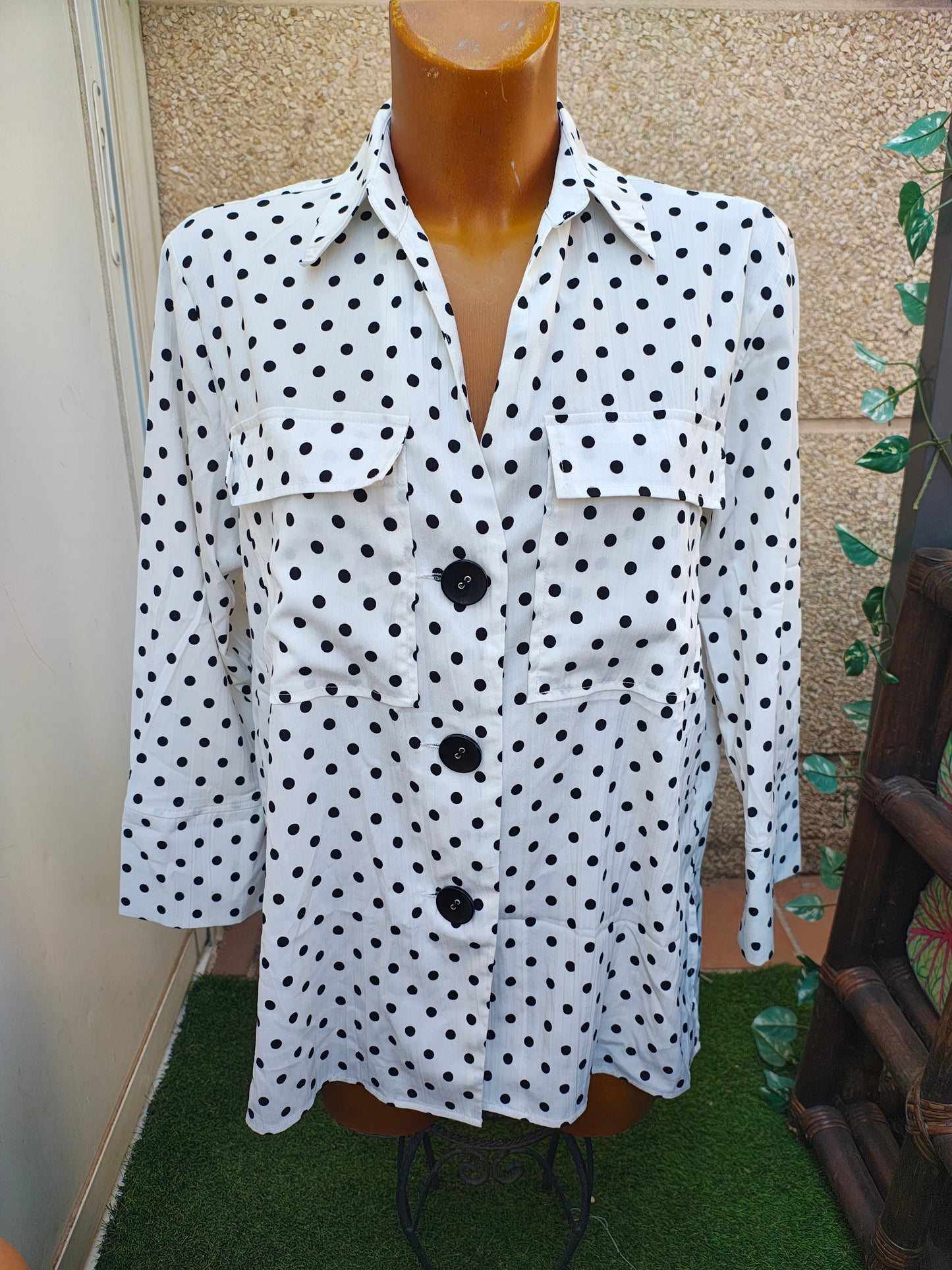 USADO – Blusa blanca con lunares negros y botones grandes ZARA (Talla XS)