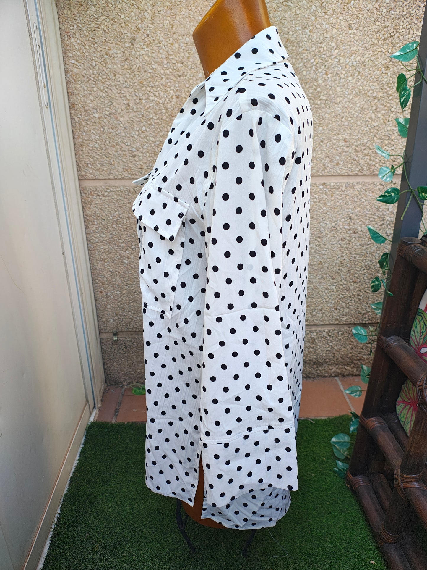 USADO – Blusa blanca con lunares negros y botones grandes ZARA (Talla XS)