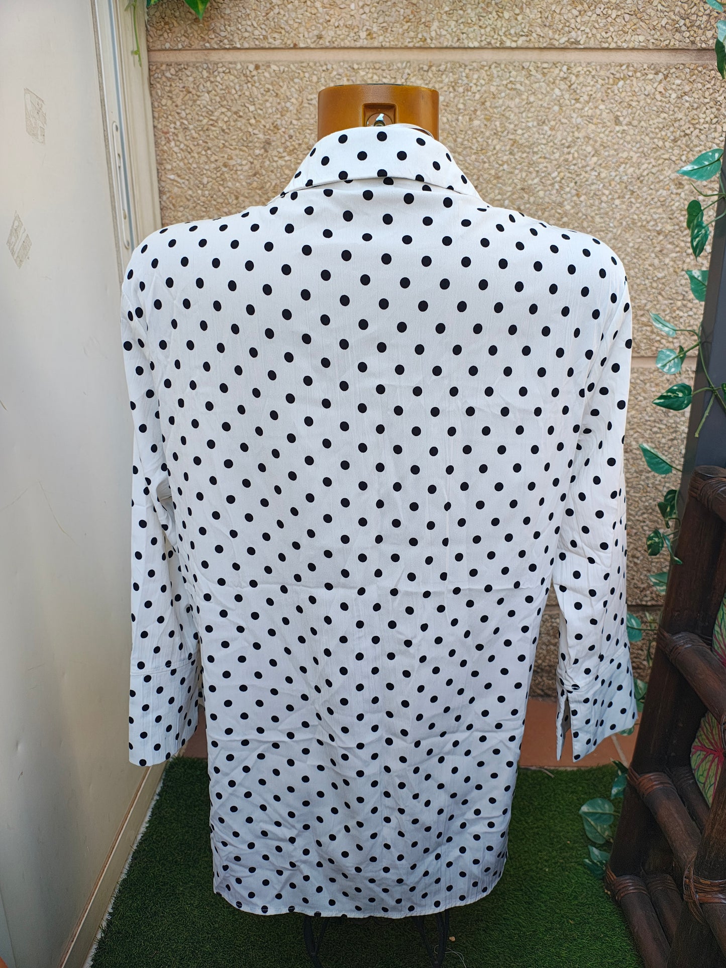 USADO – Blusa blanca con lunares negros y botones grandes ZARA (Talla XS)