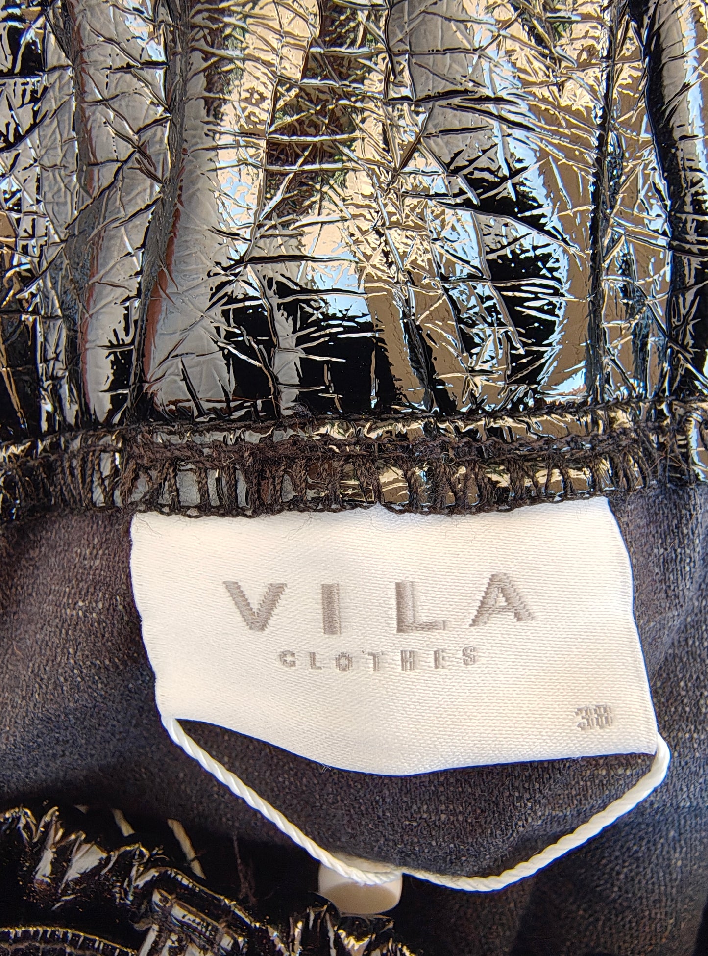 NUEVO – Falda negra efecto vinilo con cinturón VILA Clothes (Talla 38)