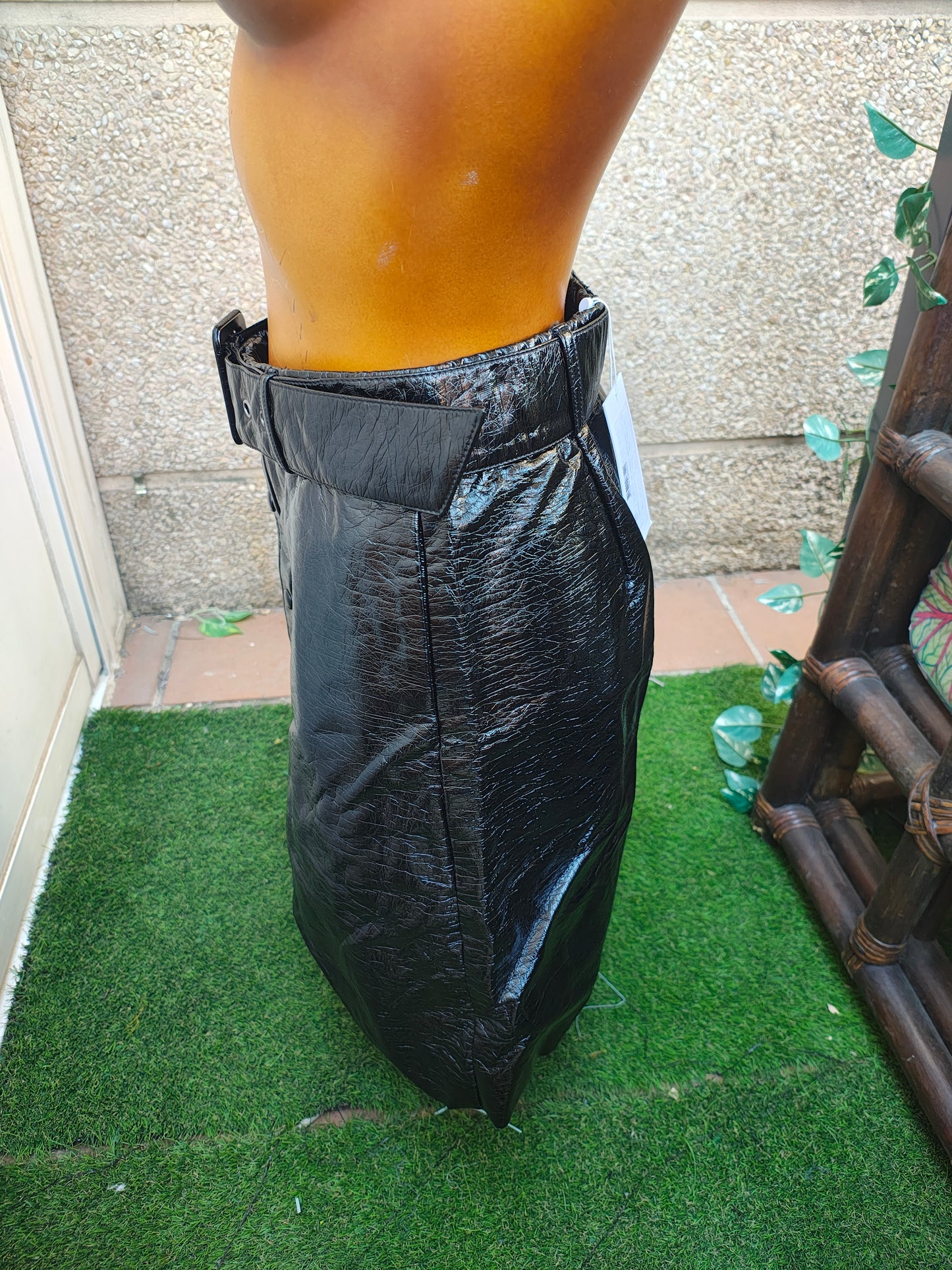 NUEVO – Falda negra efecto vinilo con cinturón VILA Clothes (Talla 38)