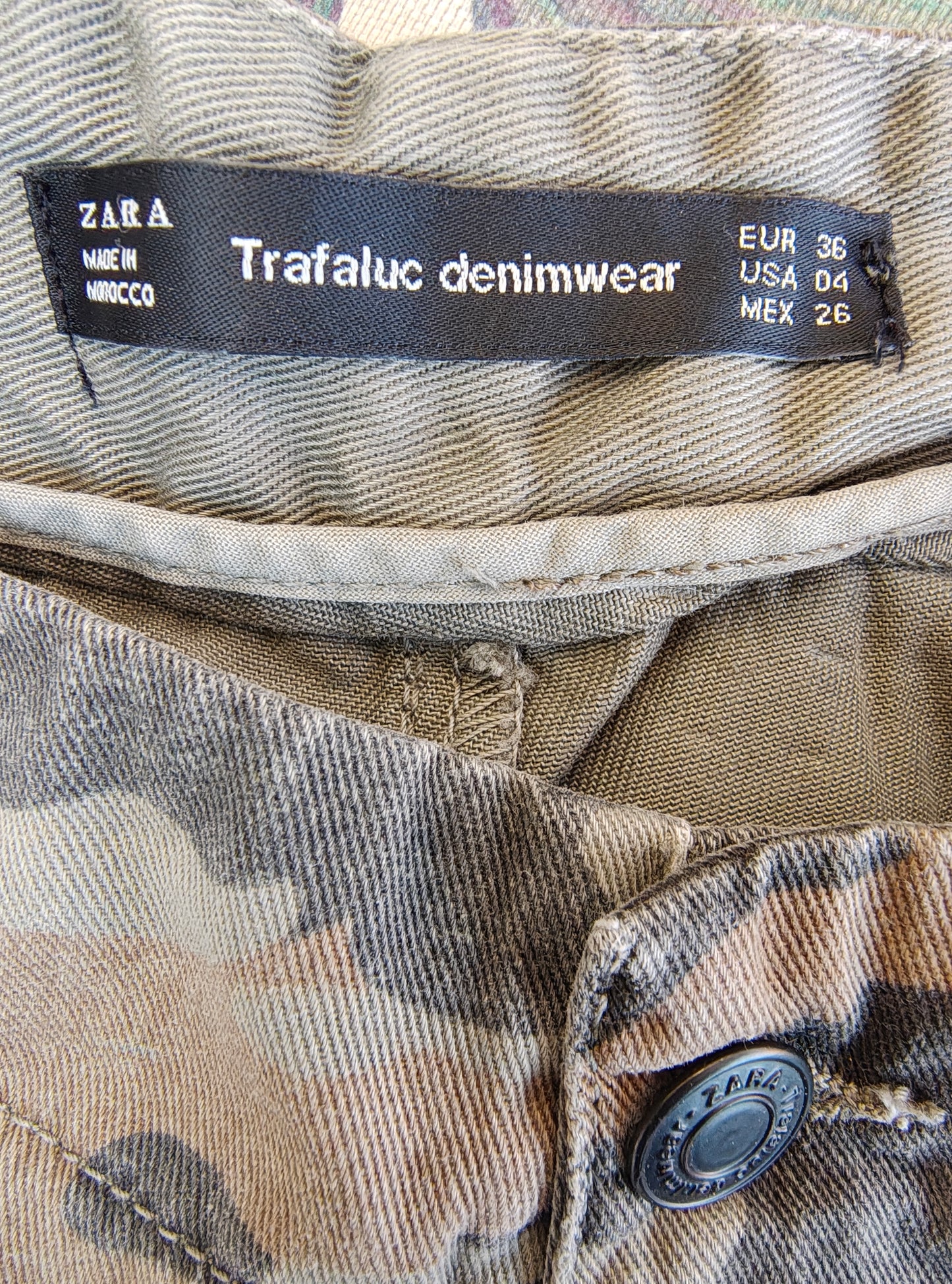 USADO – Pantalón camuflaje con parches personalizados ZARA Trafaluc denimwear (Talla EUR 36)