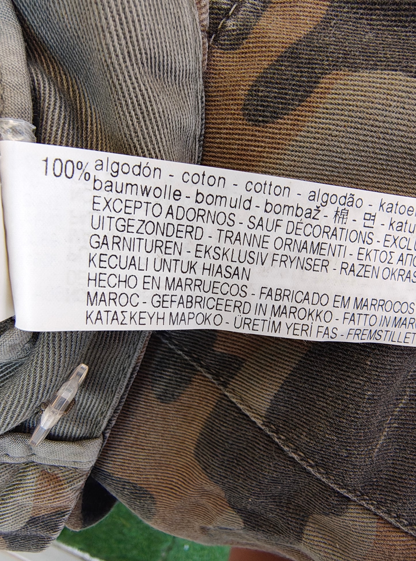 USADO – Pantalón camuflaje con parches personalizados ZARA Trafaluc denimwear (Talla EUR 36)