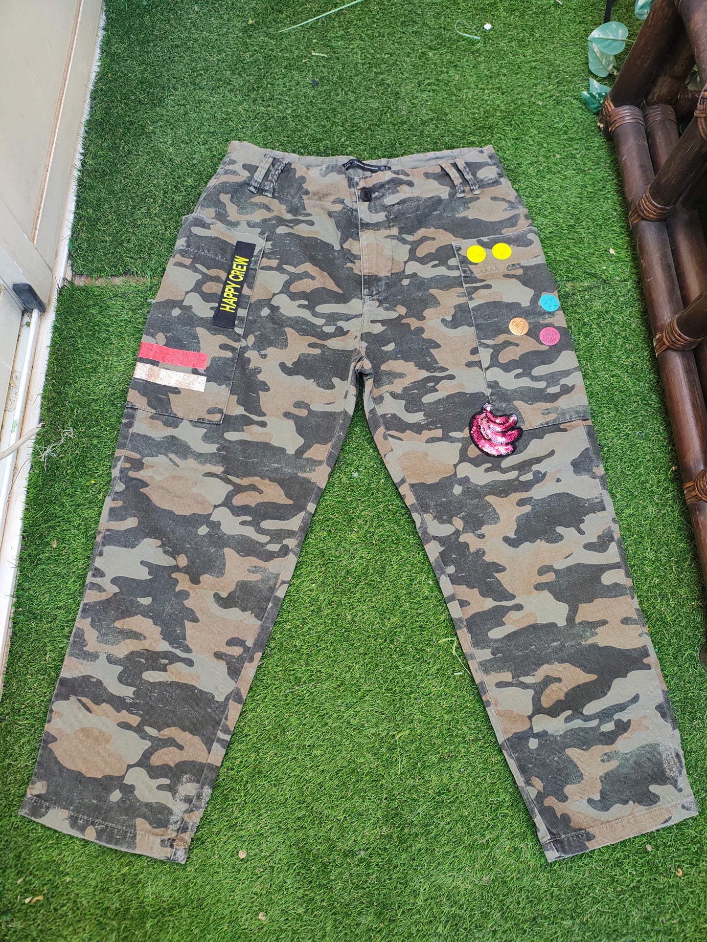 USADO – Pantalón camuflaje con parches personalizados ZARA Trafaluc denimwear (Talla EUR 36)