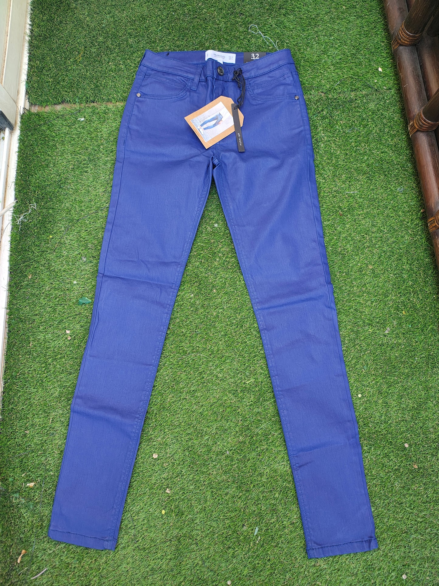 NUEVO – Pantalón push-up azul eléctrico Mango Denim & Tees modelo BELLE (Talla EUR 32)