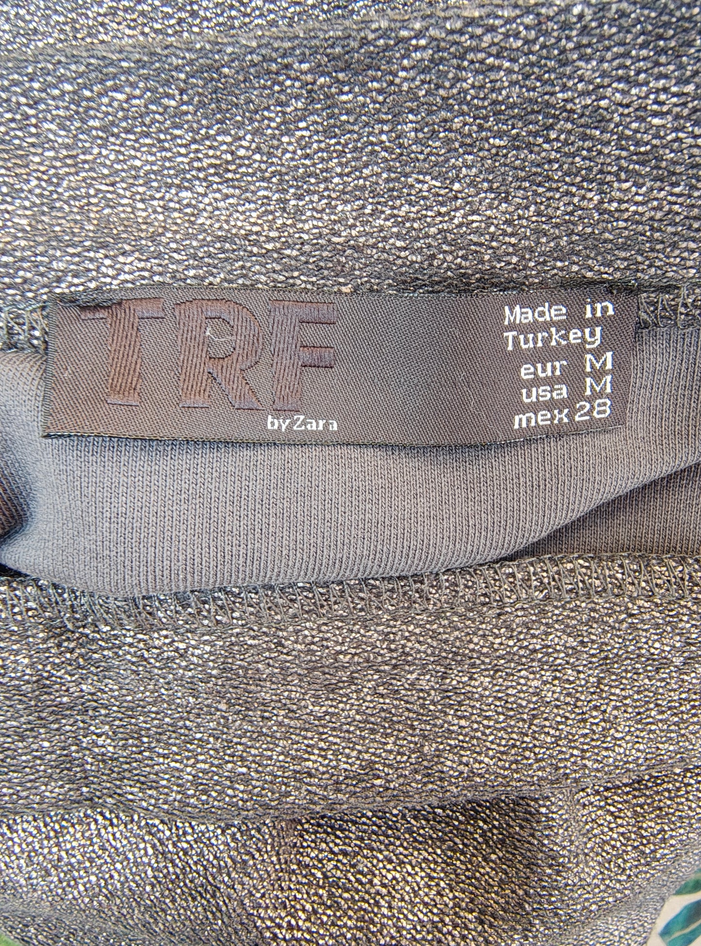 USADO – Falda lápiz metalizada gris con cremallera trasera TRF by Zara (Talla EUR M)