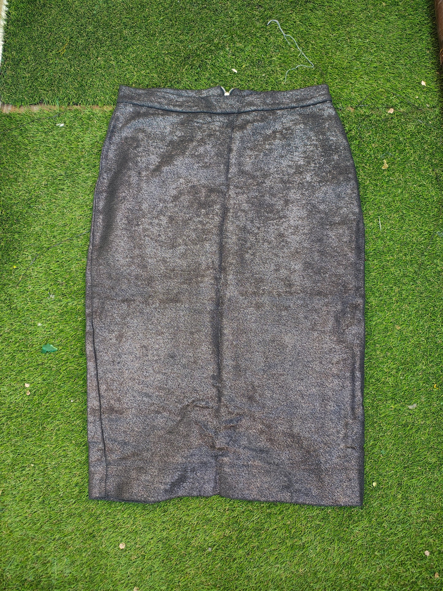 USADO – Falda lápiz metalizada gris con cremallera trasera TRF by Zara (Talla EUR M)
