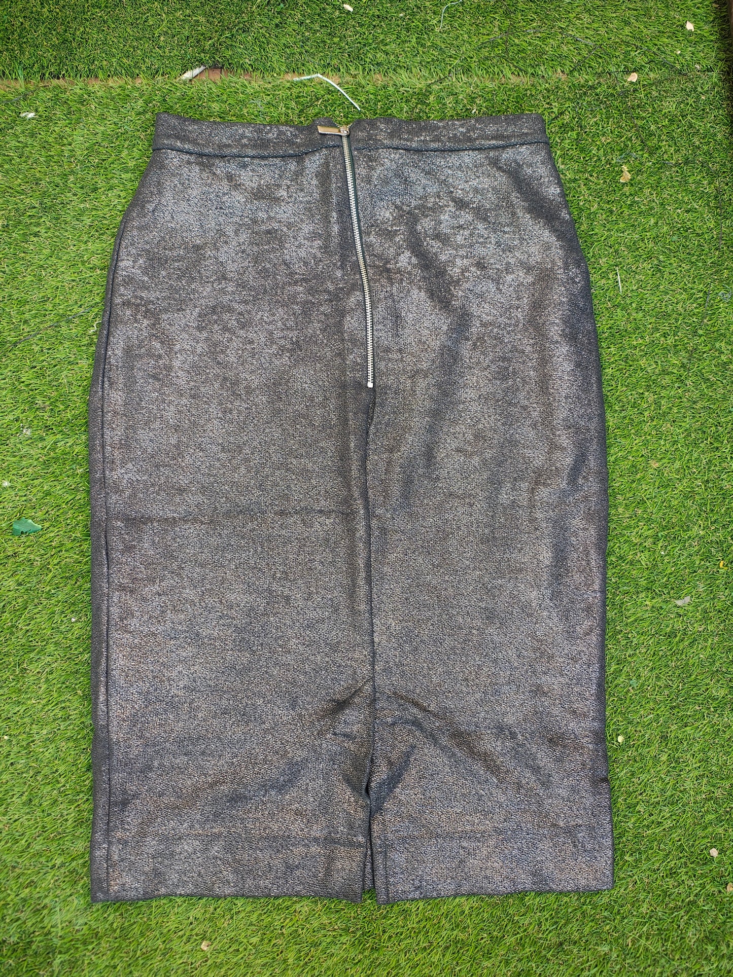 USADO – Falda lápiz metalizada gris con cremallera trasera TRF by Zara (Talla EUR M)