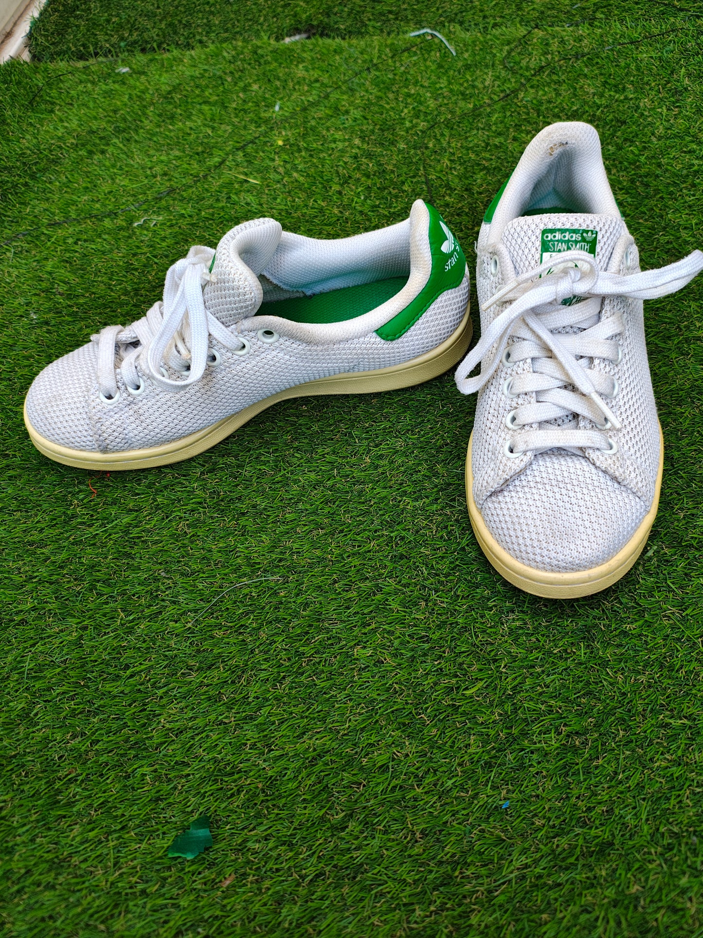 USADO – Zapatillas blancas Adidas Stan Smith Primeknit con detalles verdes (Talla 38)