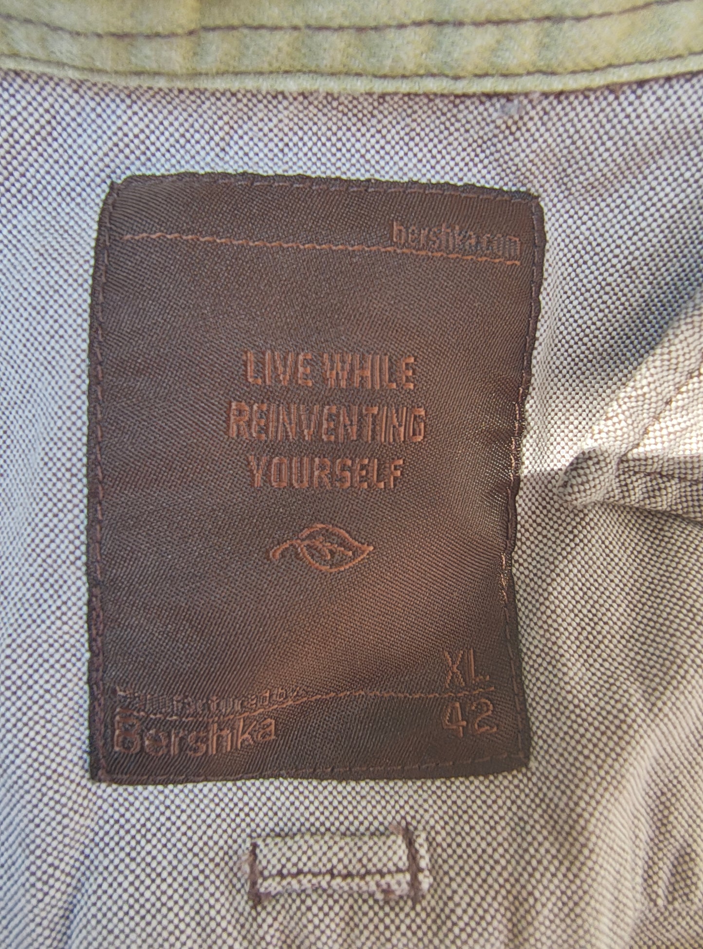 USADO – Camisa beige con bloque en verde lima de Bershka (Talla XL)