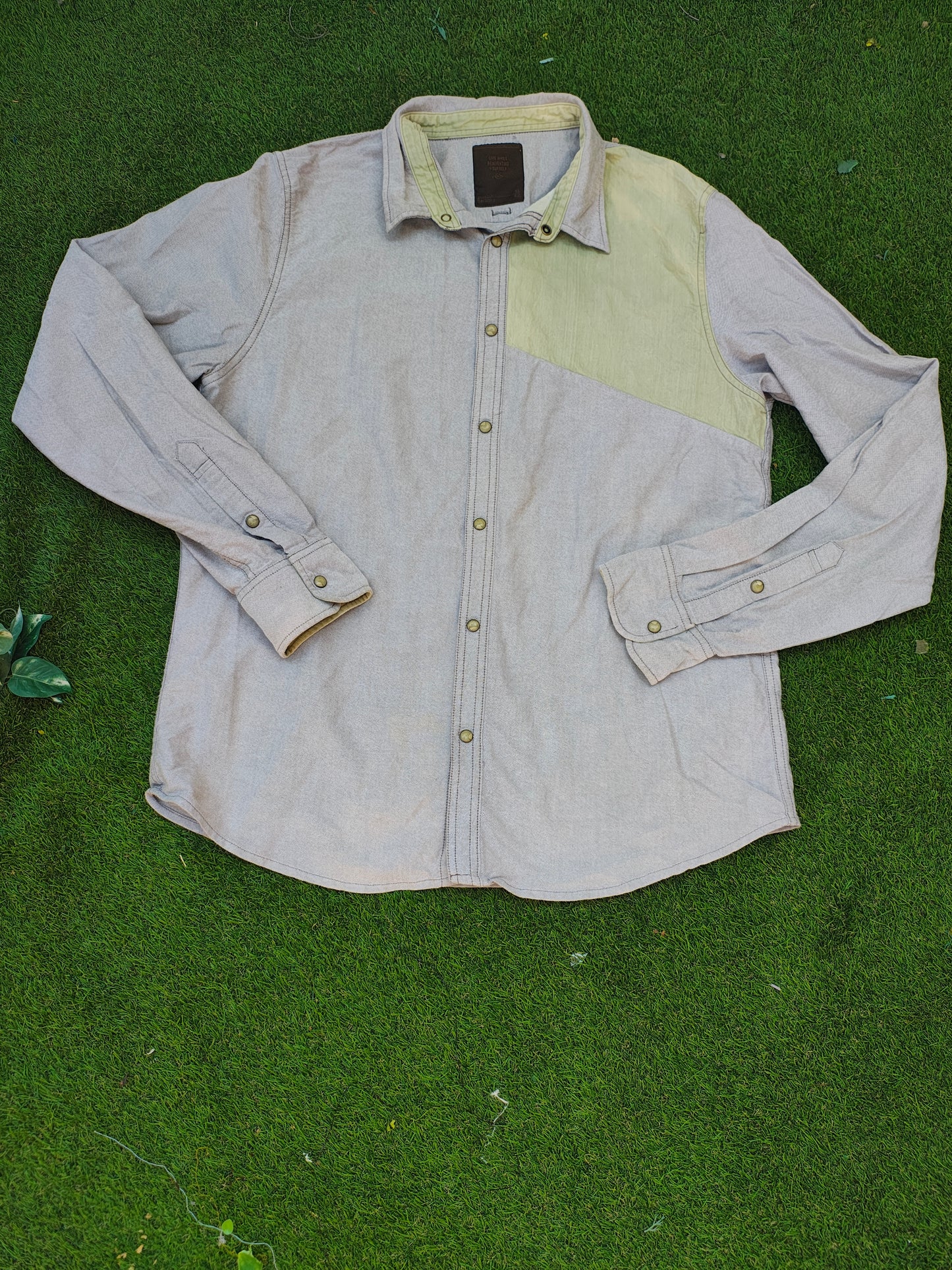 USADO – Camisa beige con bloque en verde lima de Bershka (Talla XL)