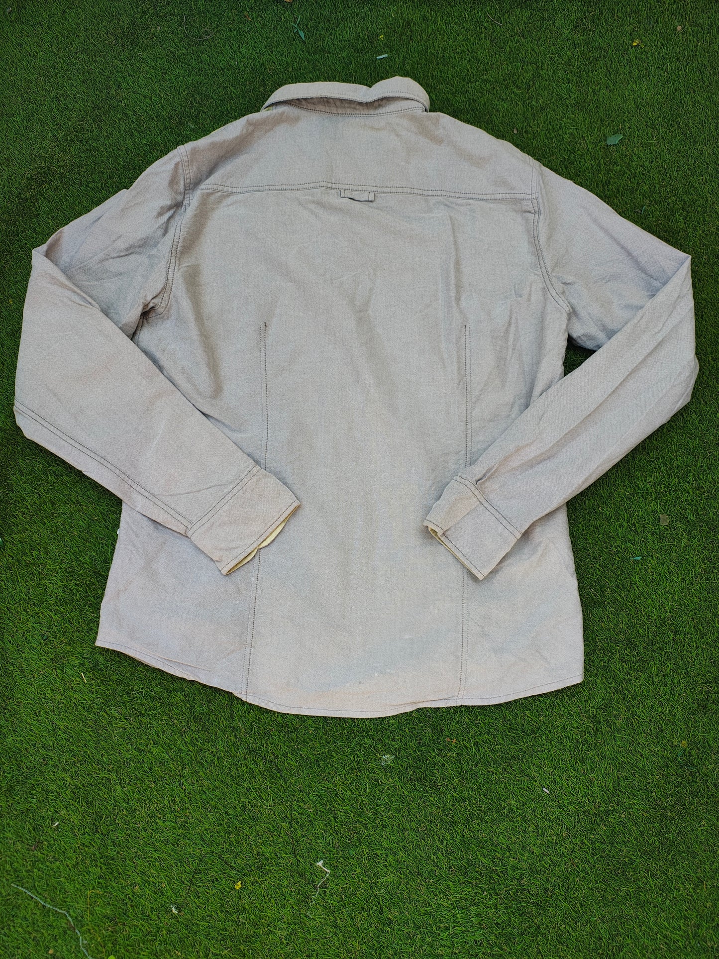 USADO – Camisa beige con bloque en verde lima de Bershka (Talla XL)
