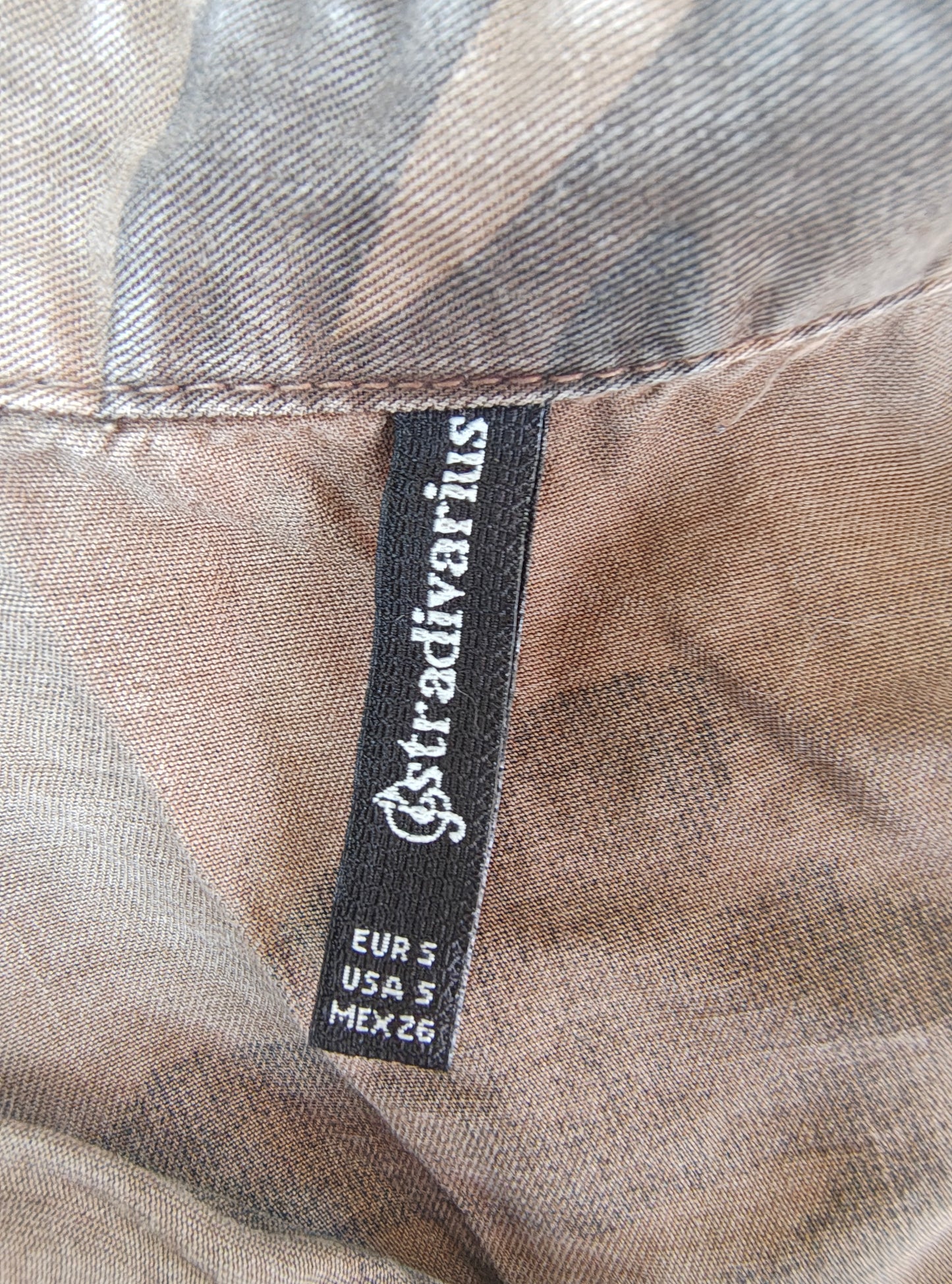 USADO – Sobrecamisa camuflaje con parches decorativos Stradivarius (Talla S)