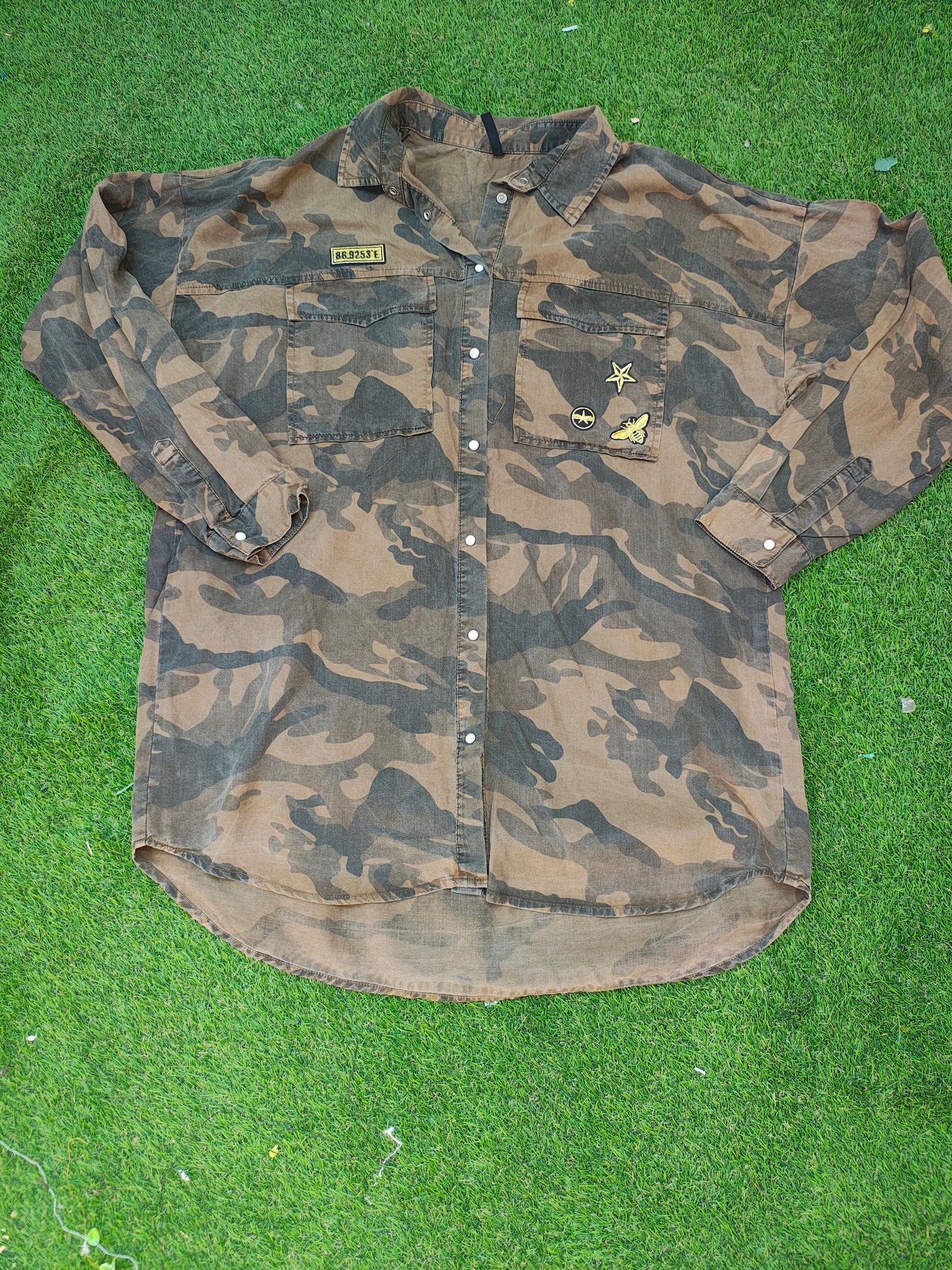 USADO – Sobrecamisa camuflaje con parches decorativos Stradivarius (Talla S)