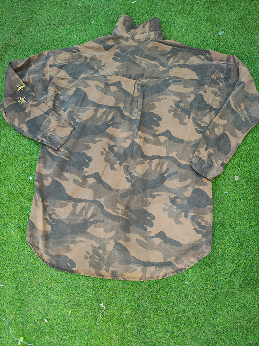 USADO – Sobrecamisa camuflaje con parches decorativos Stradivarius (Talla S)