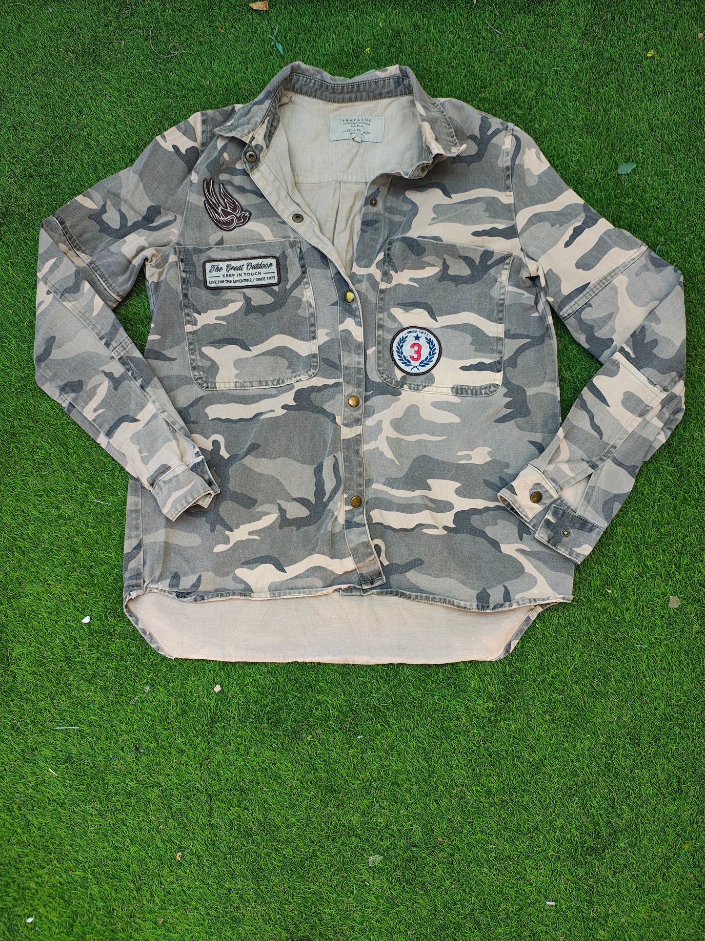 USADO – Sobrecamisa camuflaje con parches Zara Trafaluc Outerwear Division (Talla XS)