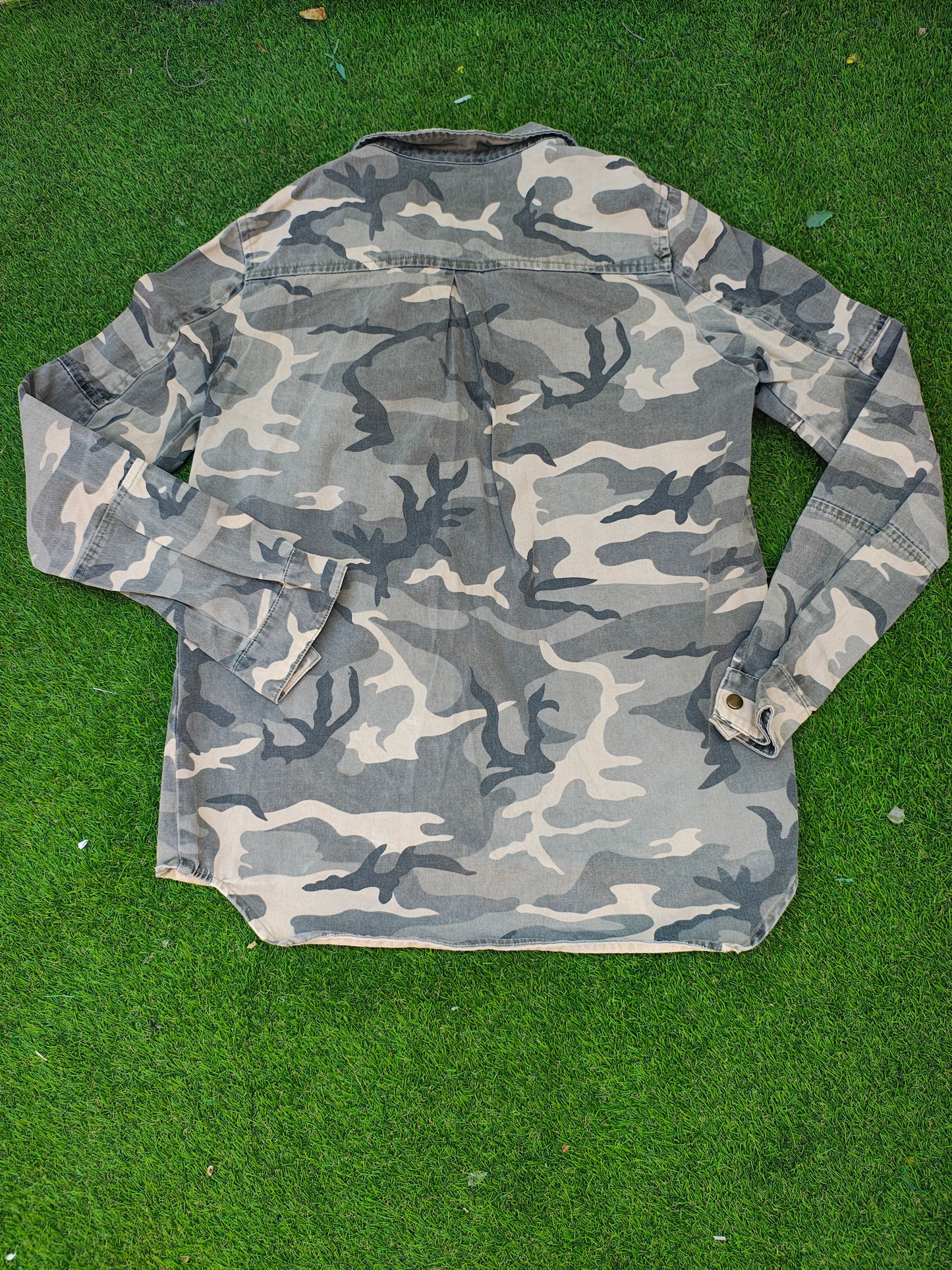 USADO – Sobrecamisa camuflaje con parches Zara Trafaluc Outerwear Division (Talla XS)