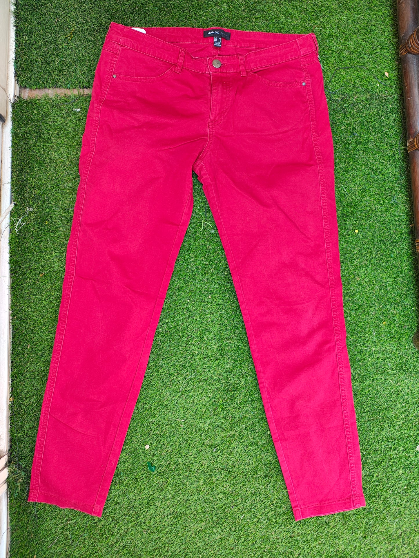 USADO – Pantalones rojos pitillo elásticos MANGO Casual (Talla 40)