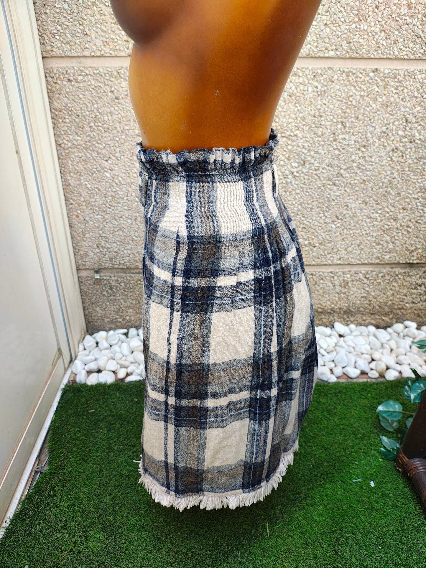 USADO – Falda corta de cuadros en tonos beige y azul con cinturilla fruncida ZARA Basic (Talla EUR XS)