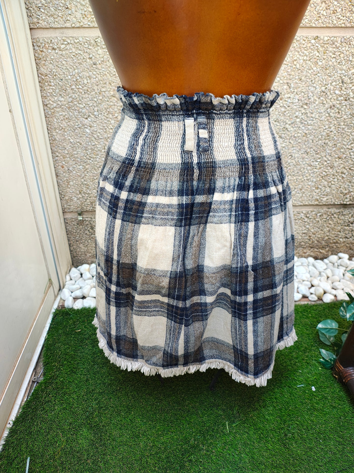 USADO – Falda corta de cuadros en tonos beige y azul con cinturilla fruncida ZARA Basic (Talla EUR XS)