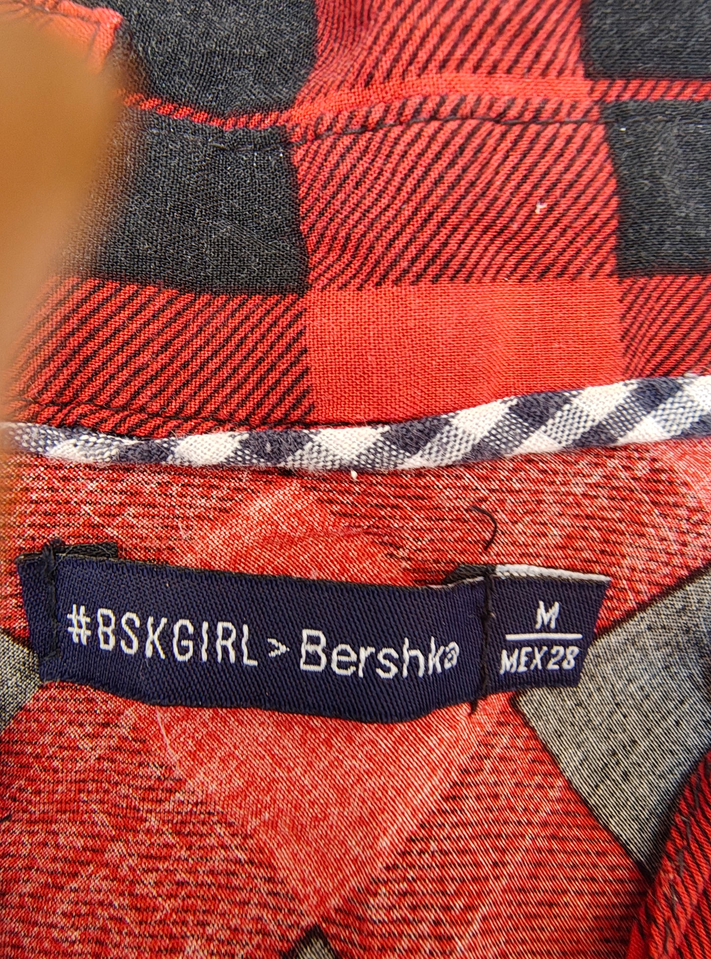 USADO – Camisa de cuadros rojos y negros BERSHKA BSK Girl (Talla M)