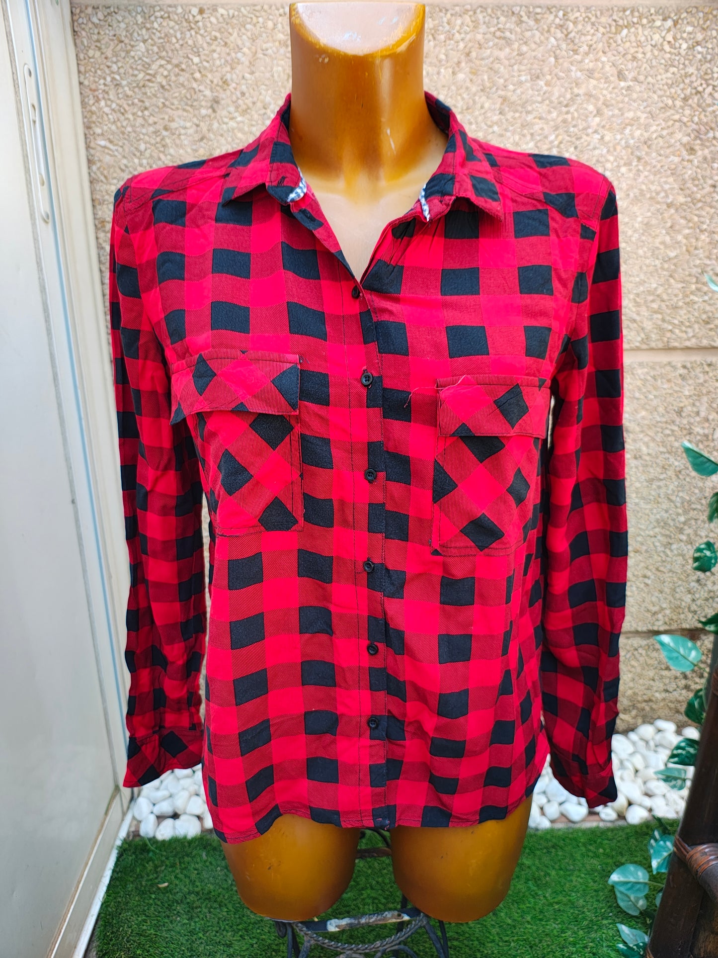 USADO – Camisa de cuadros rojos y negros BERSHKA BSK Girl (Talla M)