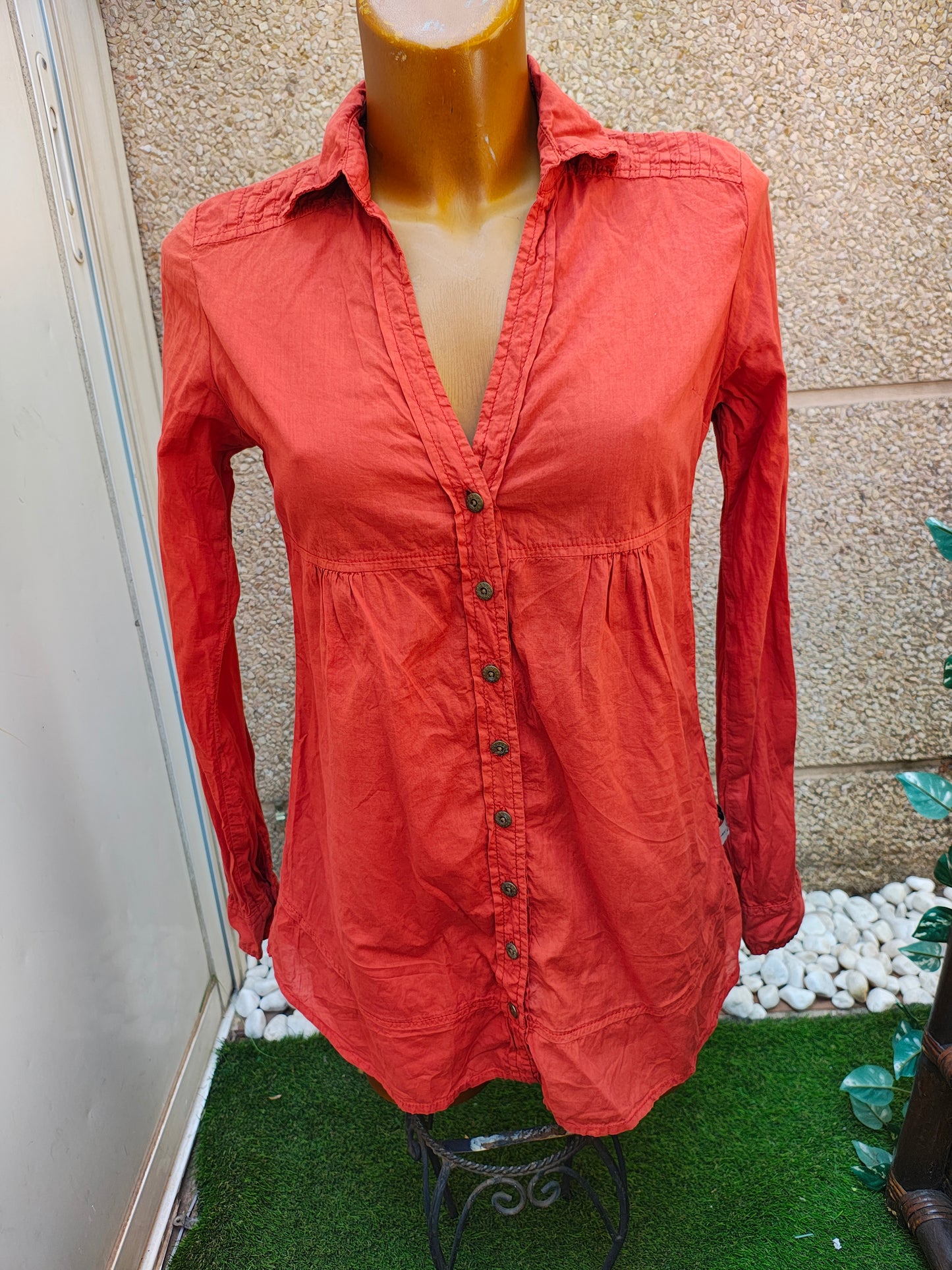 USADO –Mini vestido con botones y cuello camisero BSK by Bershka (Talla EUR S)
