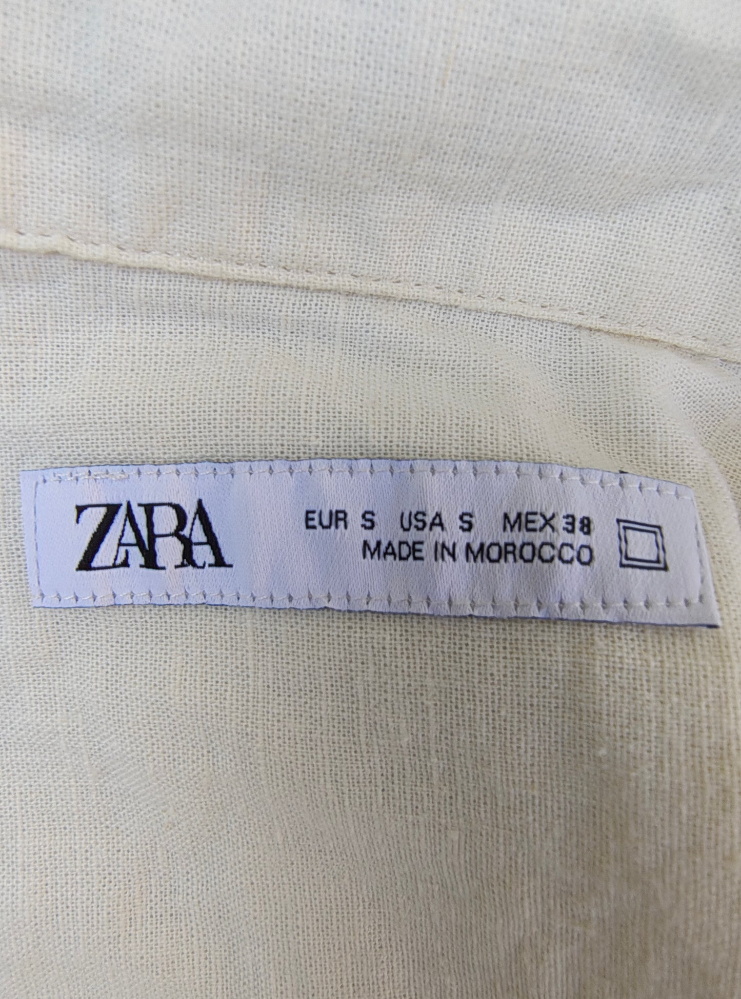 USADO – Camisa beige con estampado geométrico de colores ZARA (Talla S)