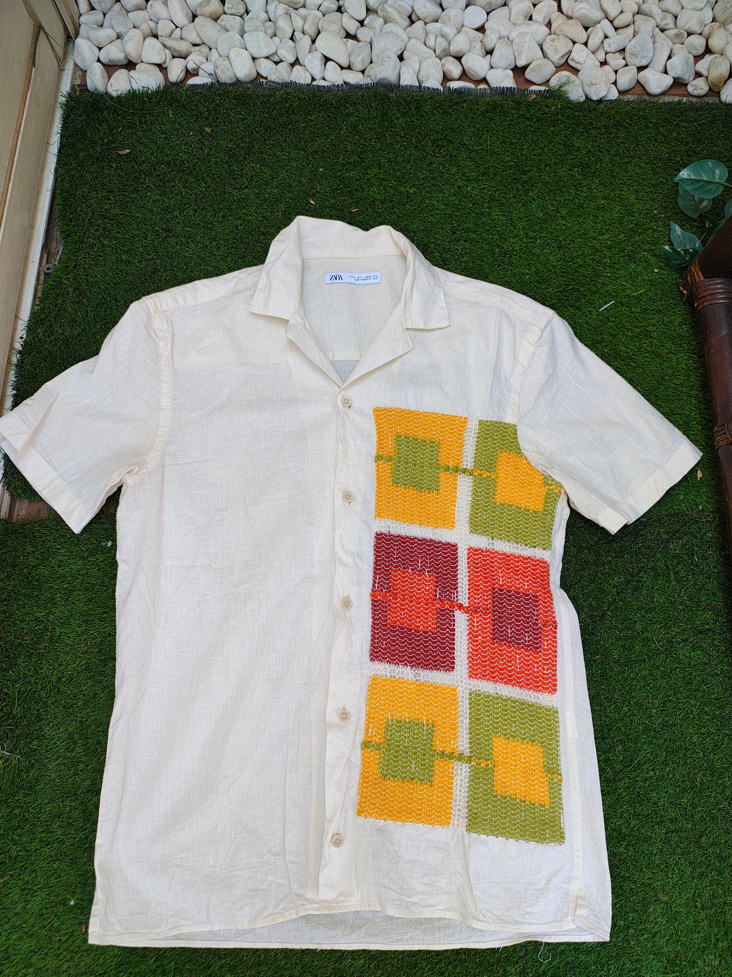 USADO – Camisa beige con estampado geométrico de colores ZARA (Talla S)