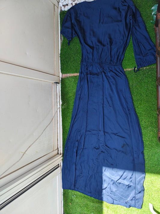 NUEVO – Vestido largo azul marino con cintura elástica y mangas ajustables UNO PIU UNO (Talla no visible, aprox. M)
