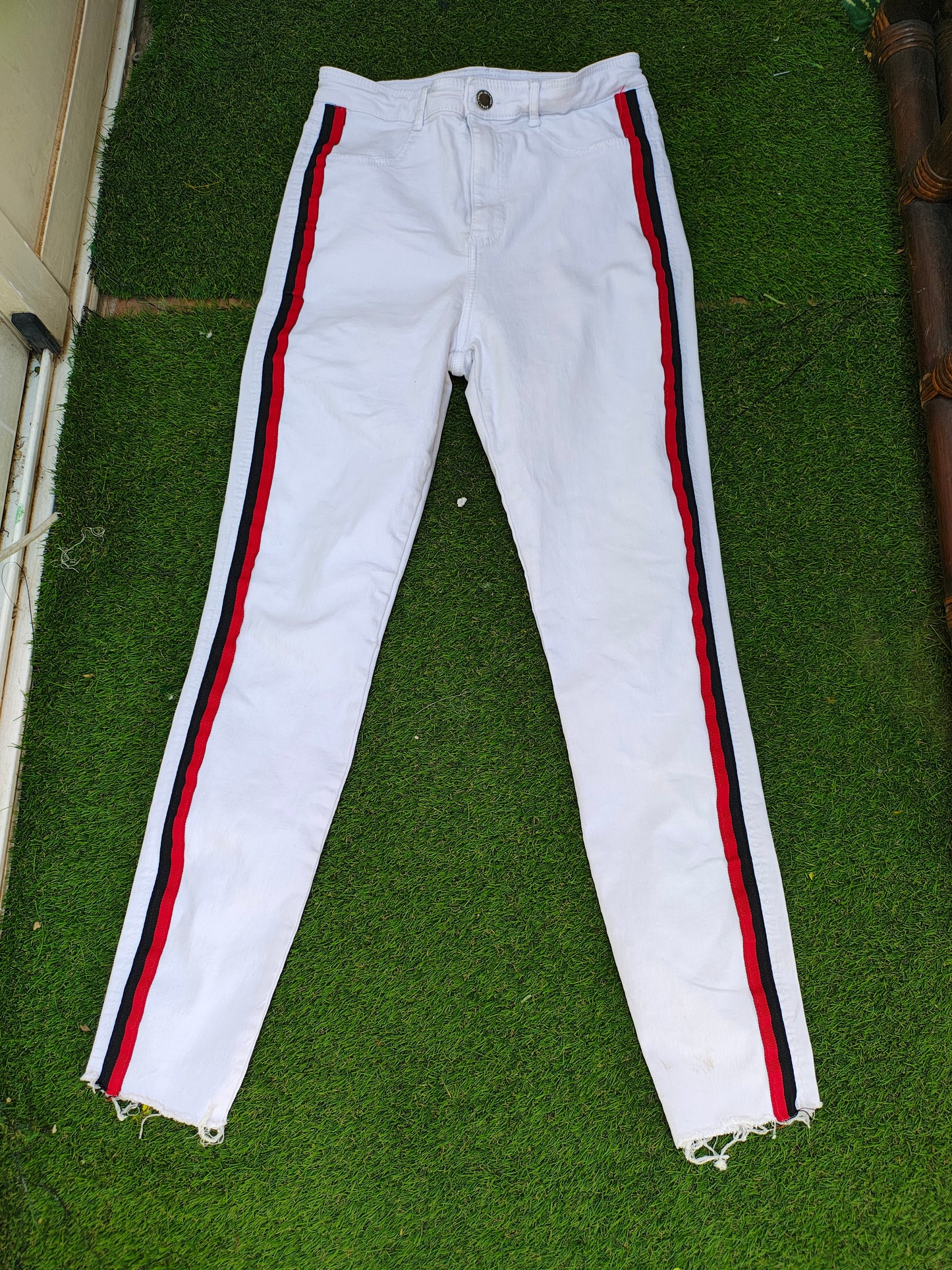 USADO – Vaquero blanco con franjas laterales ZARA Trafaluc Denim Collection (Talla 36)