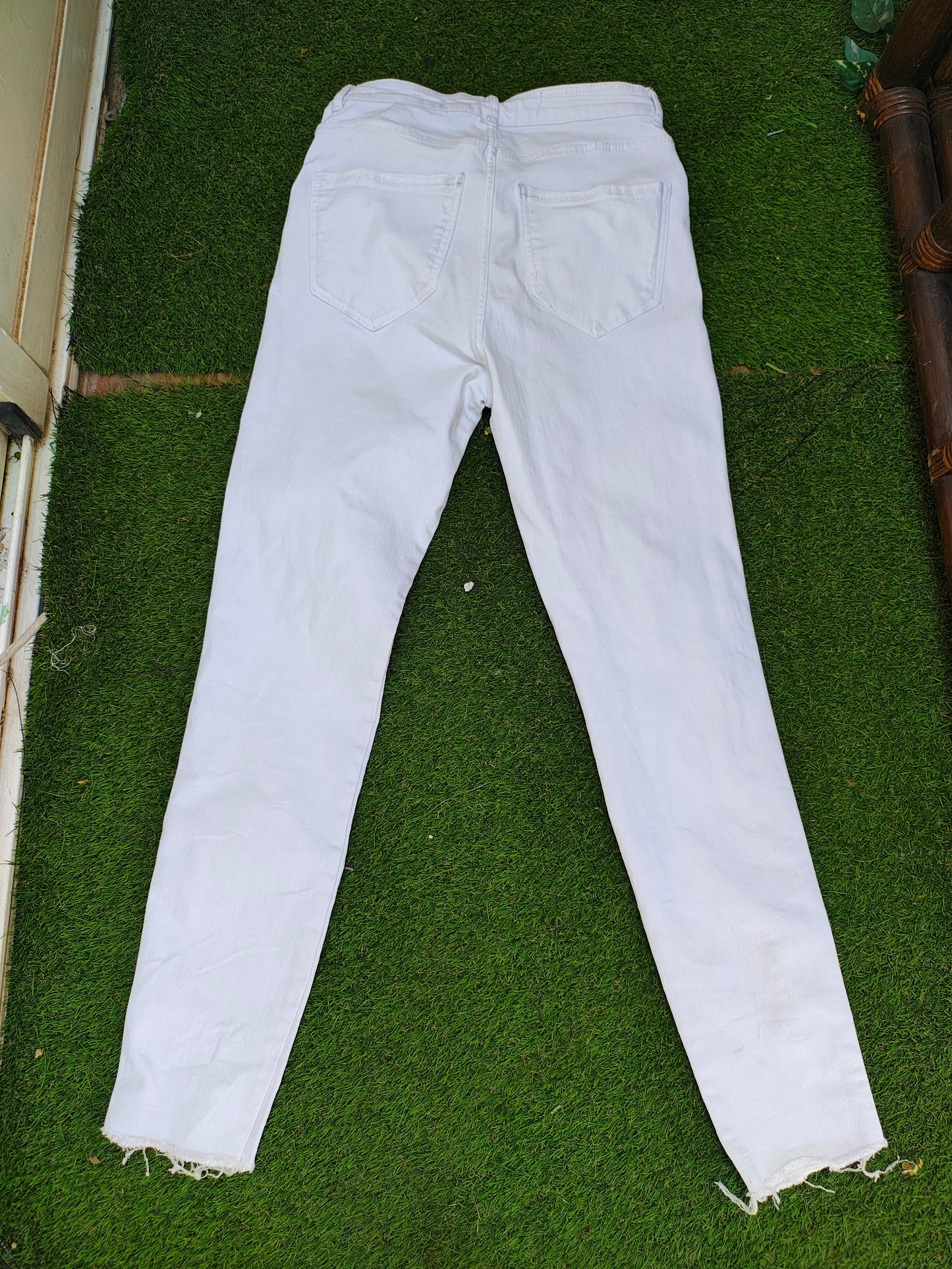 USADO – Vaquero blanco con franjas laterales ZARA Trafaluc Denim Collection (Talla 36)