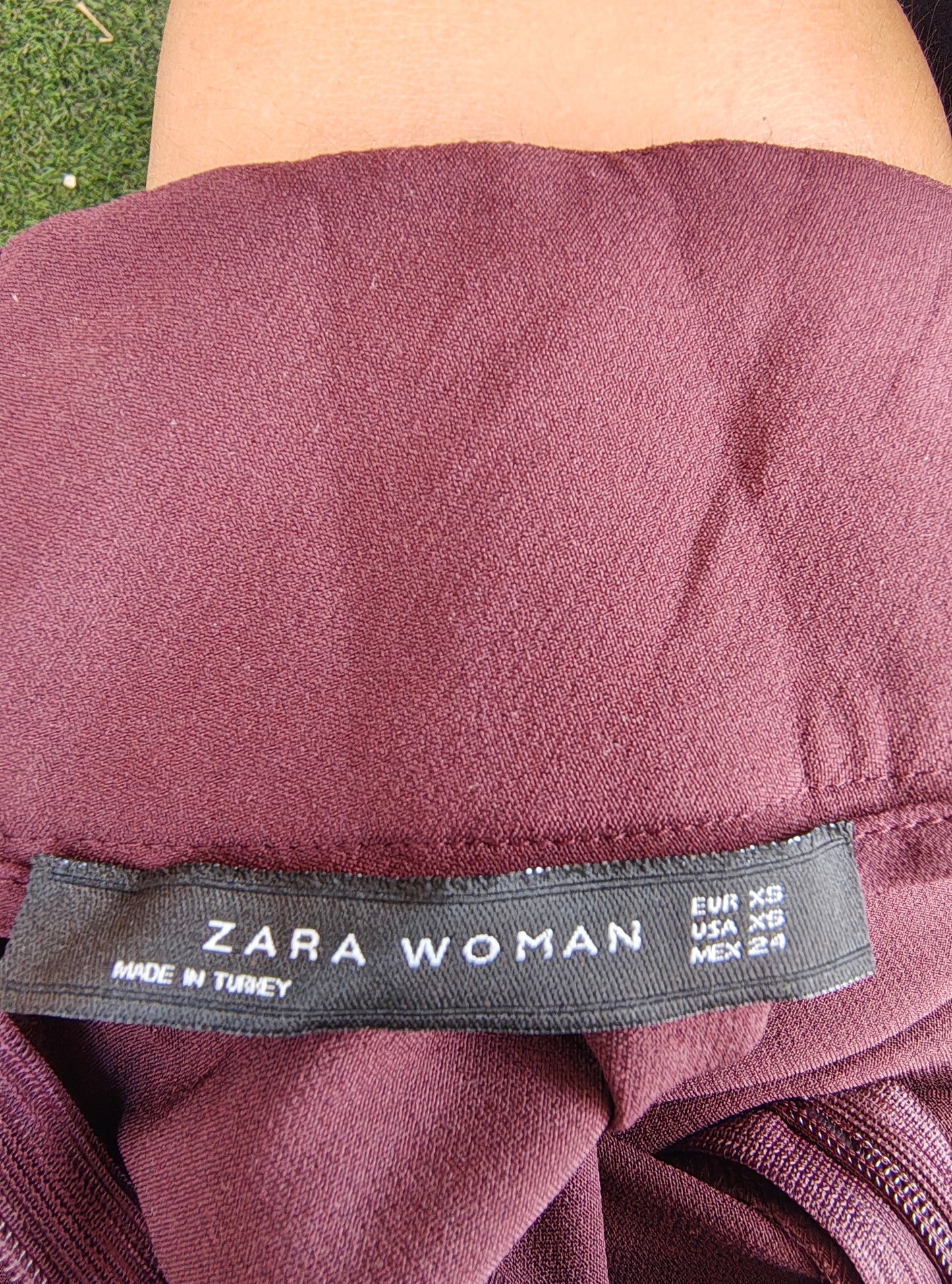 USADO – vestido burdeos de cuello alto con flecos negros ZARA Woman (Talla XS)