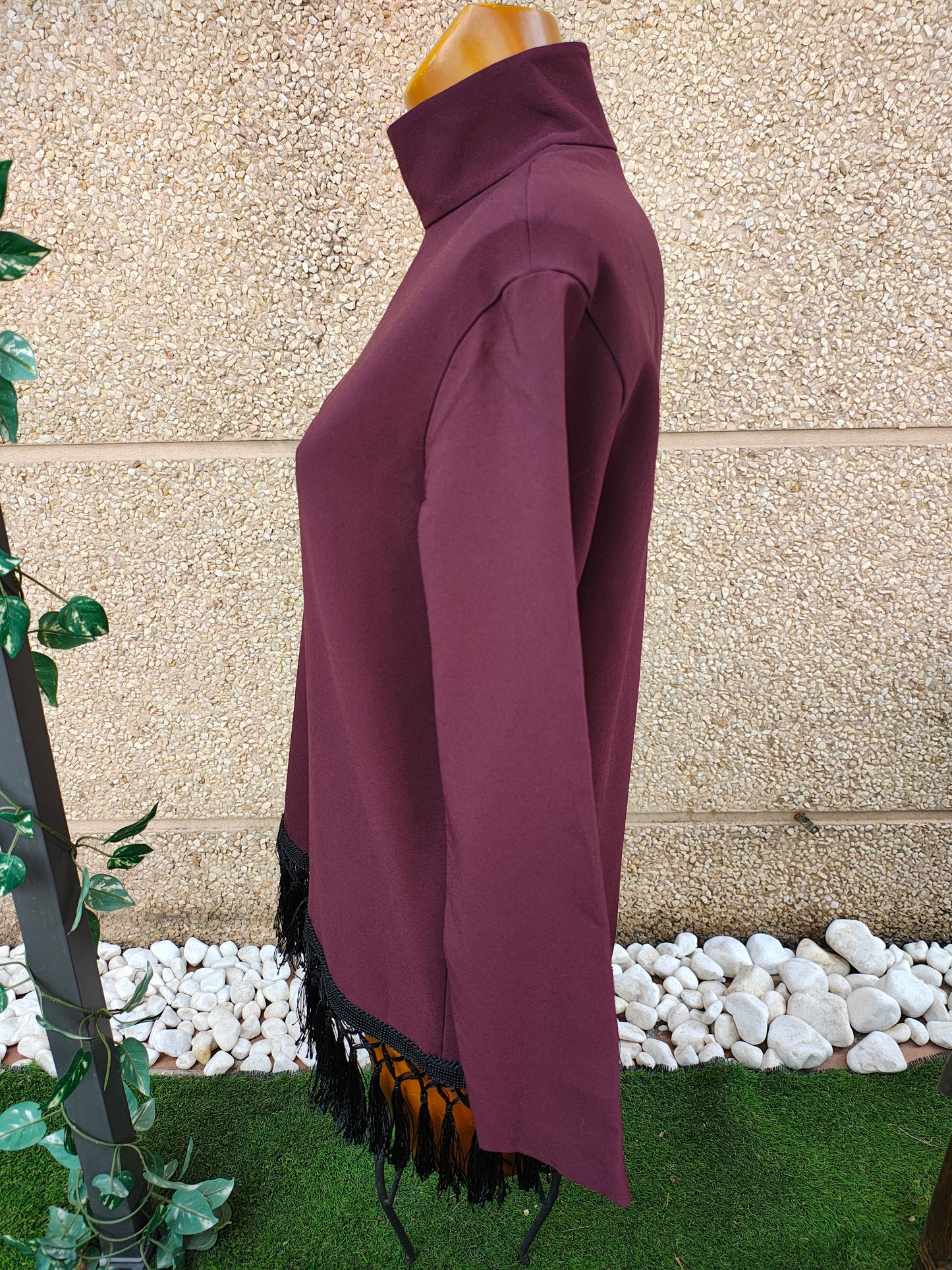 USADO – vestido burdeos de cuello alto con flecos negros ZARA Woman (Talla XS)