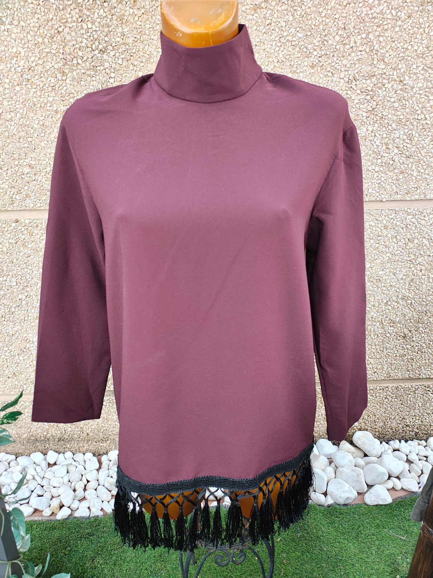 USADO – vestido burdeos de cuello alto con flecos negros ZARA Woman (Talla XS)