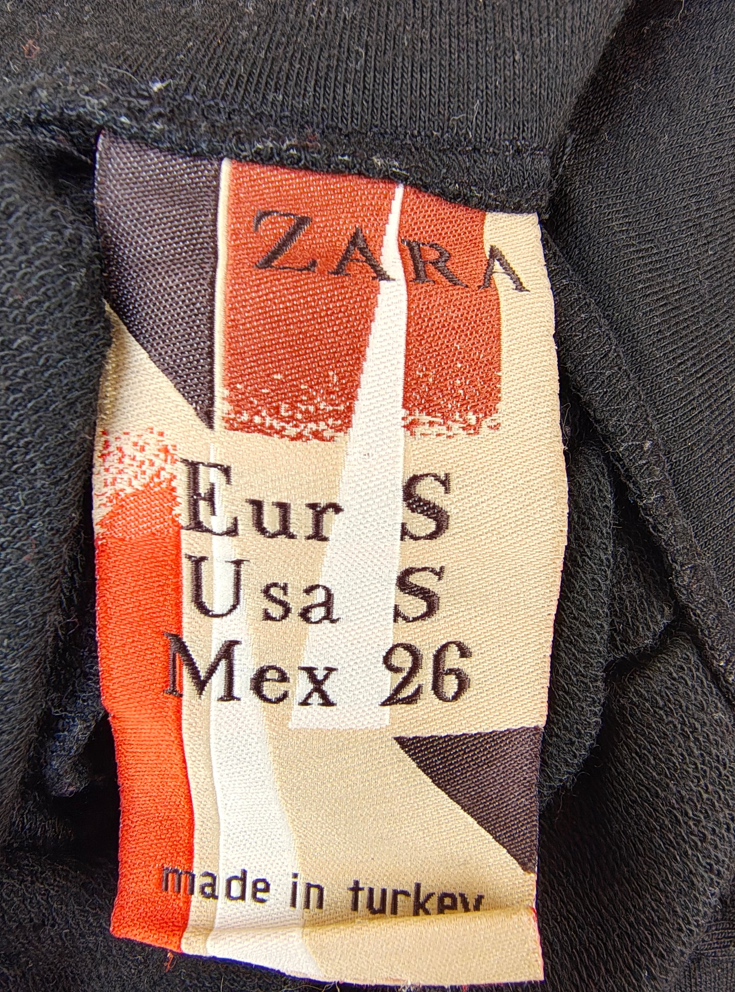 USADO – Vestido negro de cuello alto plisado ZARA (Talla S)