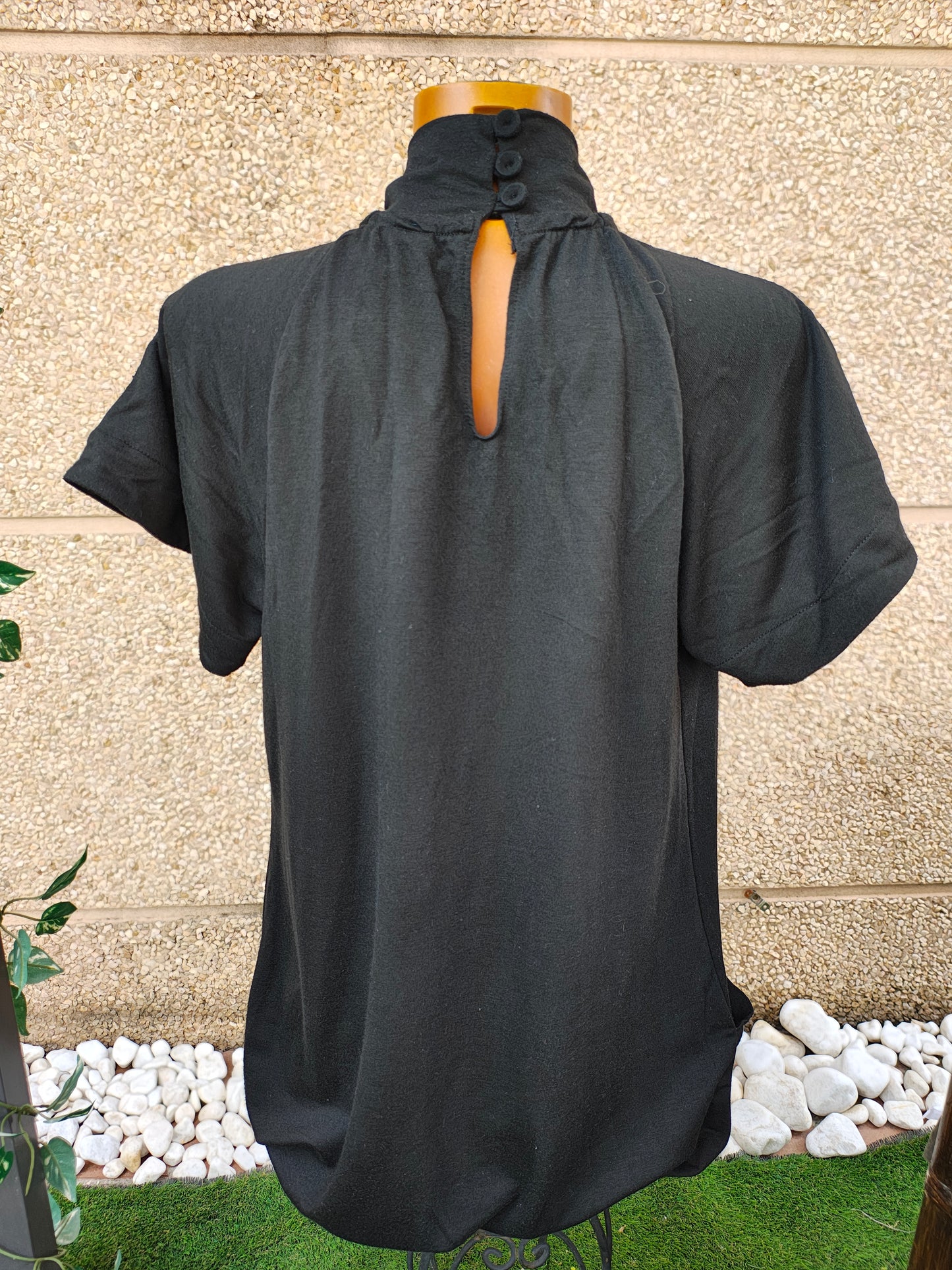 USADO – Vestido negro de cuello alto plisado ZARA (Talla S)